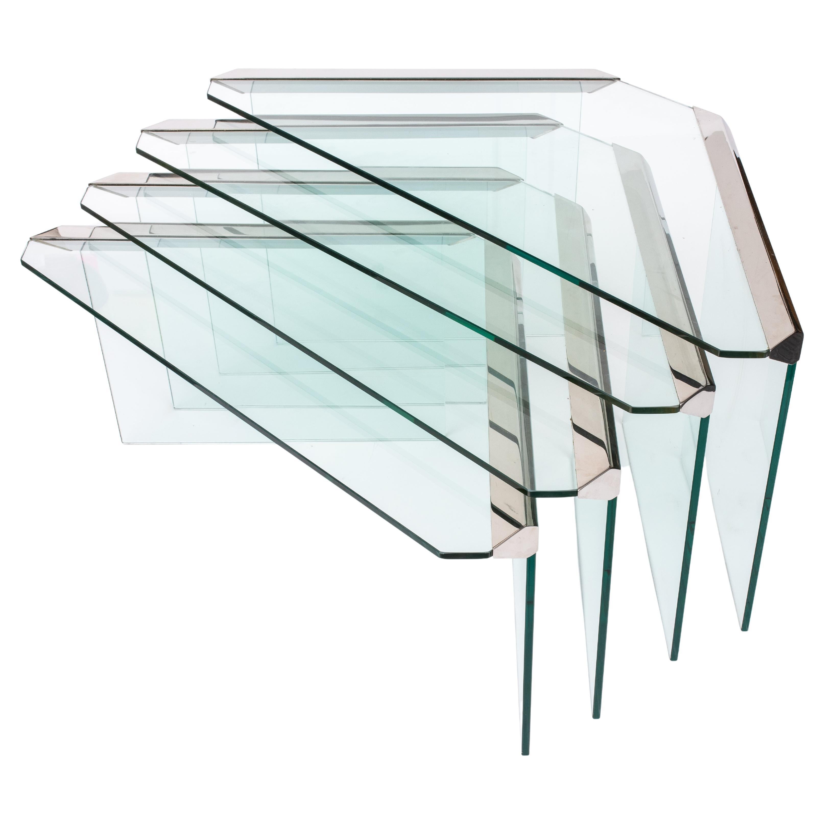 Pierangelo Galotti para Galotti & Radice Conjunto moderno italiano de cuatro mesas nido de cromo y cristal, fabricado a principios de los años ochenta. La más alta:

Medidas: 15