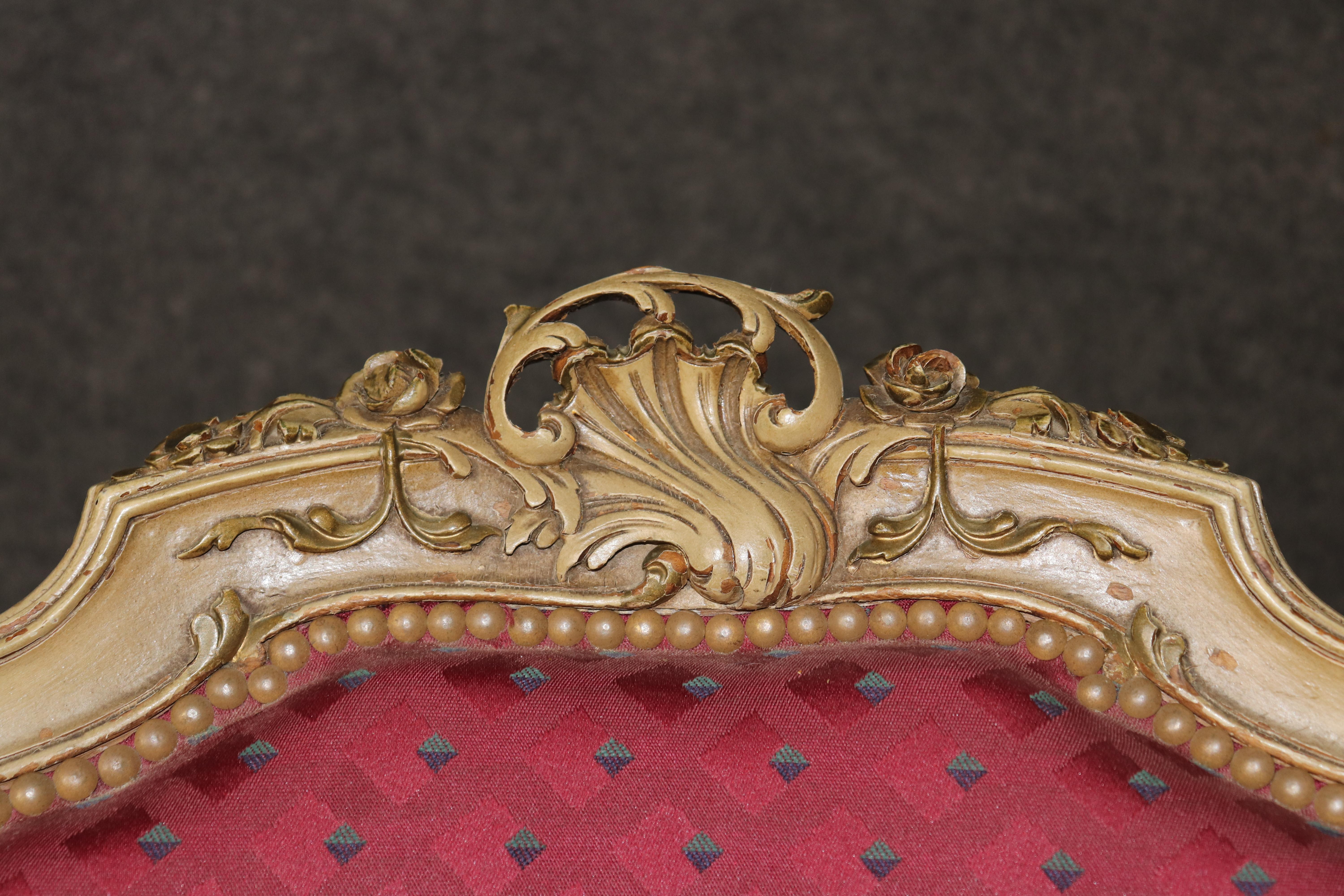 Paar exquisit geschnitzte, bemalte Sessel im Louis-XV-Stil, ca. 1920er Jahre

Diese prächtigen Sessel im Louis-XV-Stil aus den 1920er Jahren vermitteln die Opulenz und Raffinesse des frühen französischen Designs mit bemerkenswerter Handwerkskunst