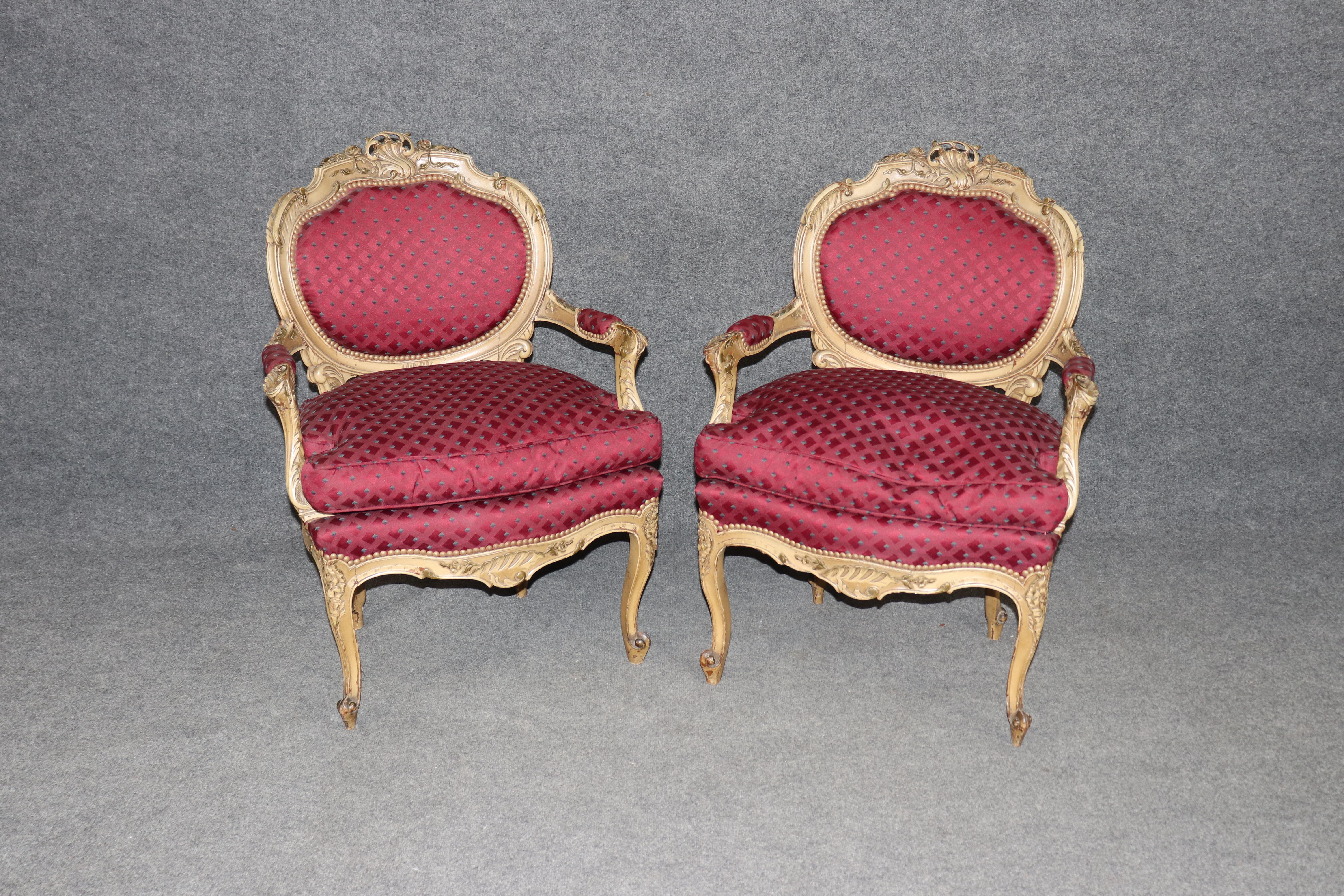 Pierce geschnitzt Farbe dekoriert Paar Französisch Louis XV Sessel circa 1920er Jahre Ära (Louis XV.) im Angebot