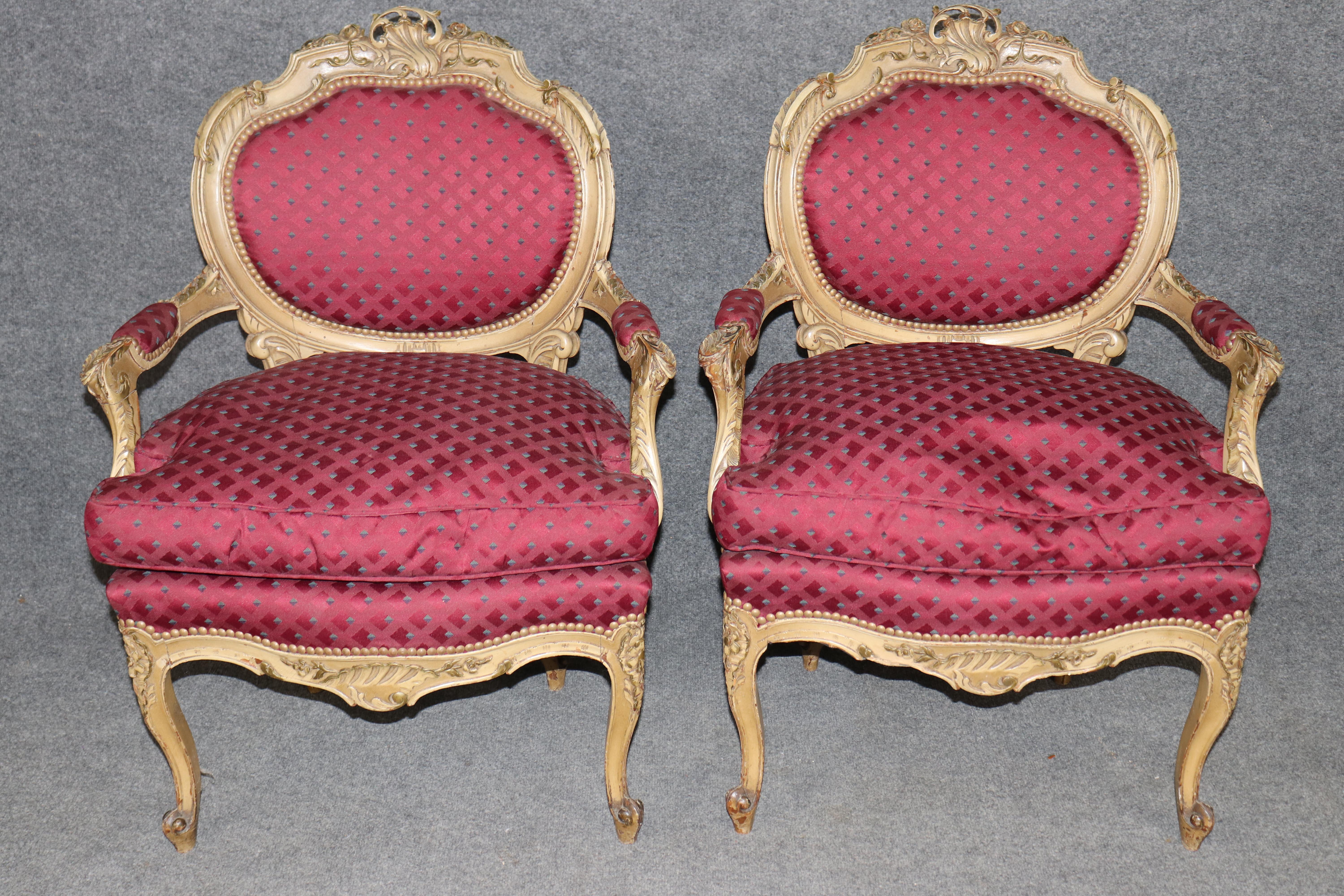 Pierce geschnitzt Farbe dekoriert Paar Französisch Louis XV Sessel circa 1920er Jahre Ära im Zustand „Gut“ im Angebot in Swedesboro, NJ