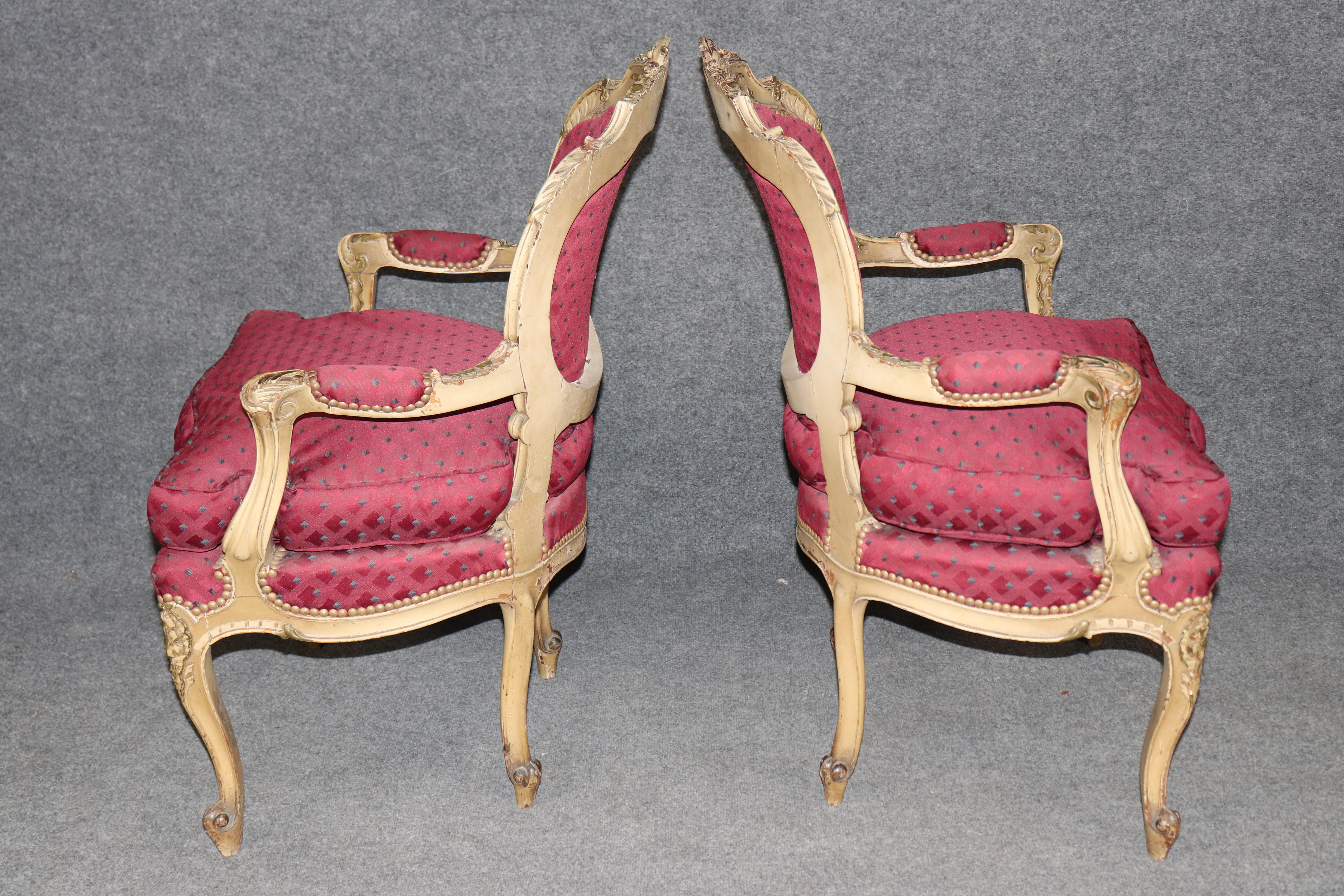 Pierce geschnitzt Farbe dekoriert Paar Französisch Louis XV Sessel circa 1920er Jahre Ära (Frühes 20. Jahrhundert) im Angebot