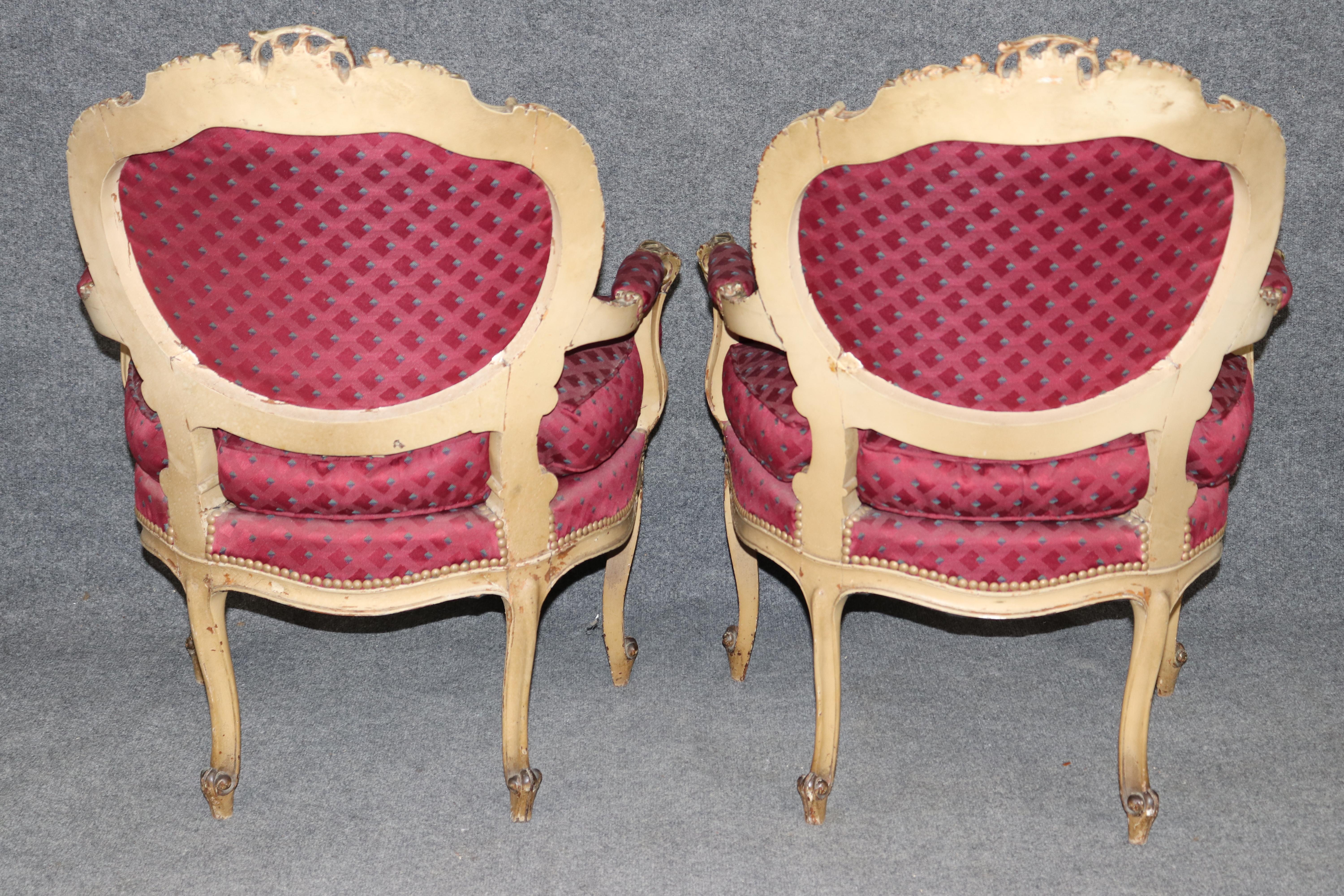 Pierce geschnitzt Farbe dekoriert Paar Französisch Louis XV Sessel circa 1920er Jahre Ära (Walnuss) im Angebot