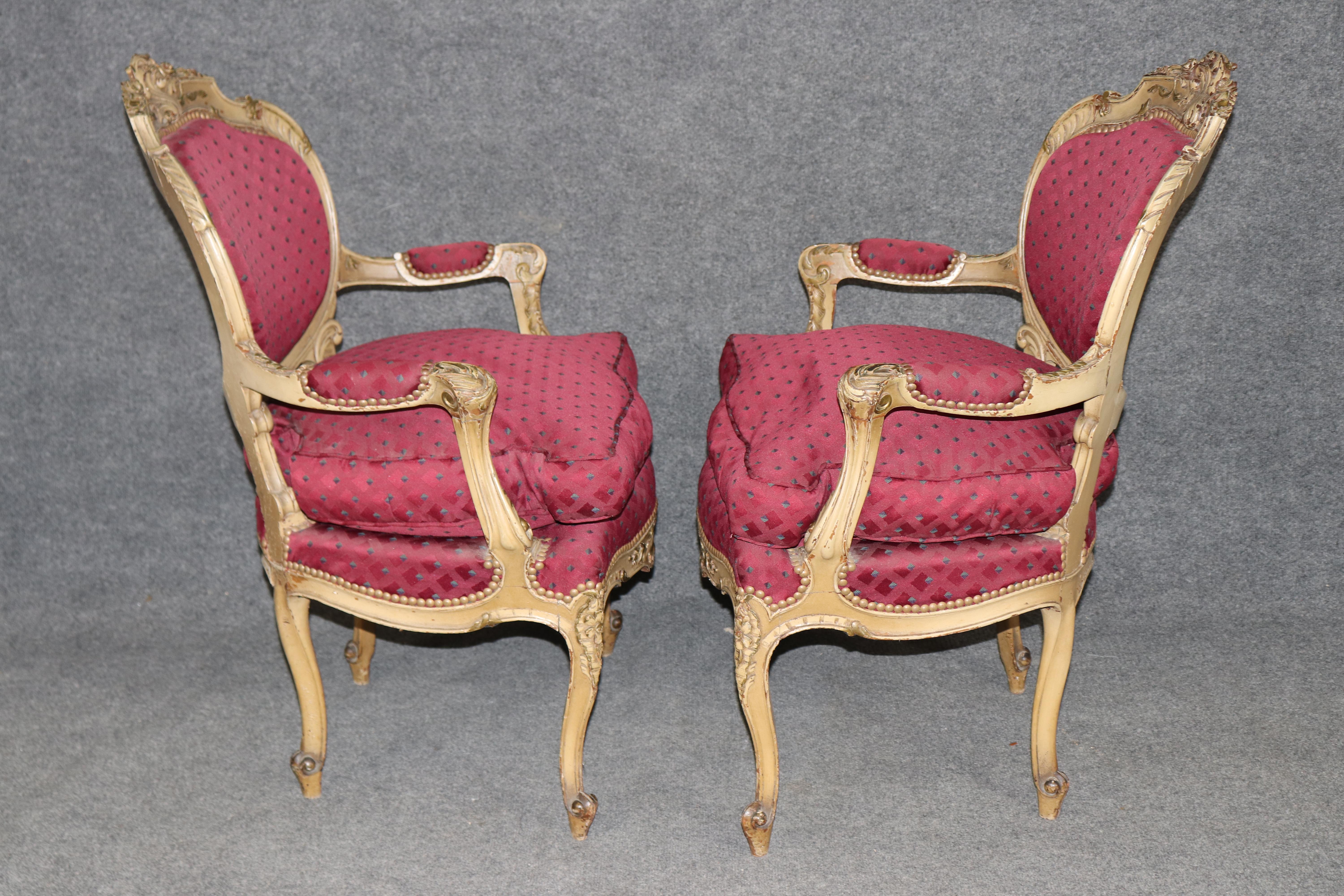 Pierce geschnitzt Farbe dekoriert Paar Französisch Louis XV Sessel circa 1920er Jahre Ära im Angebot 1