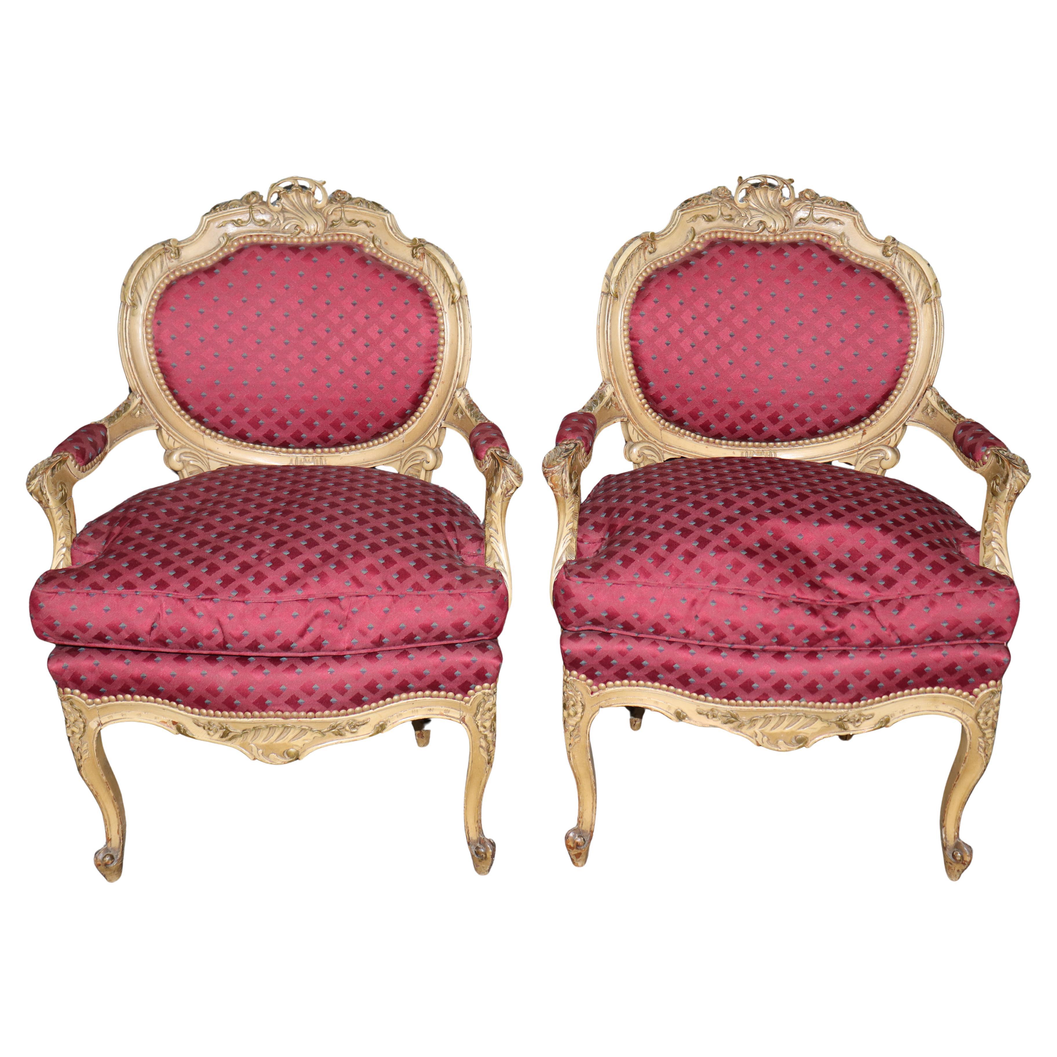 Paire de fauteuils français Louis XV sculptés et décorés à la peinture, circa 1920