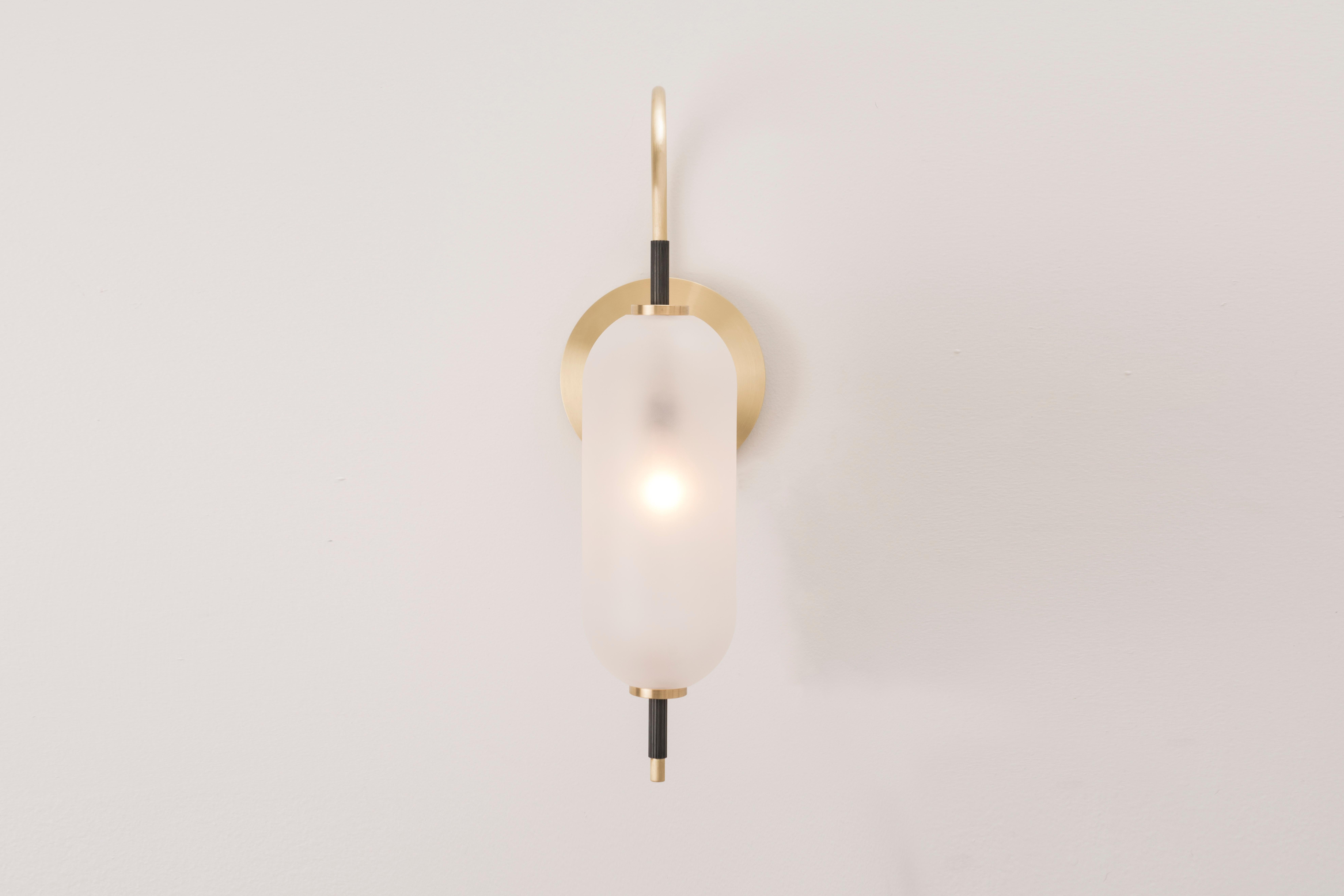 Moderne Applique Pierce, avec abat-jour en verre soufflé à la main et tige en laiton brossé