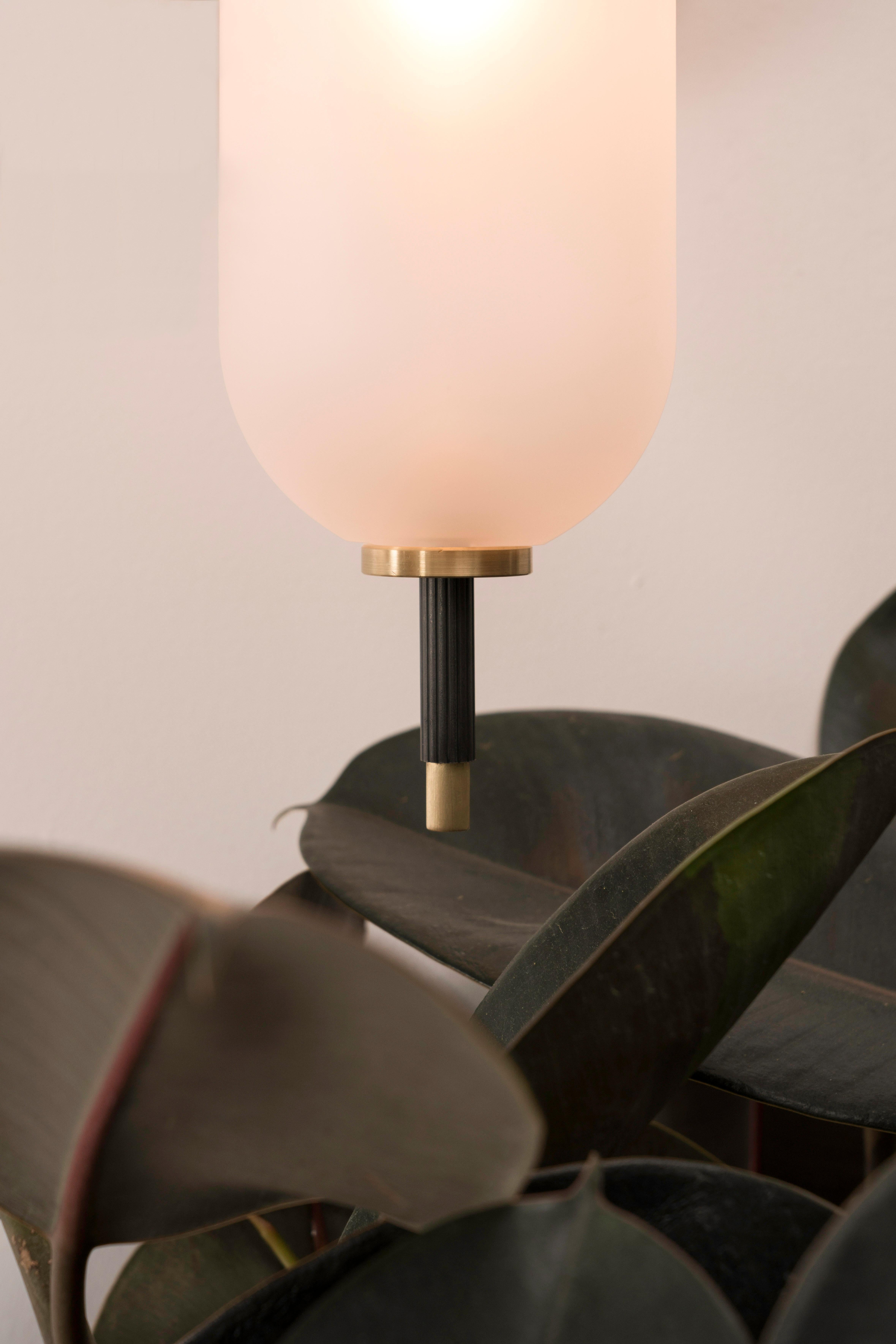 XXIe siècle et contemporain Applique Pierce, avec abat-jour en verre soufflé à la main et tige en laiton brossé