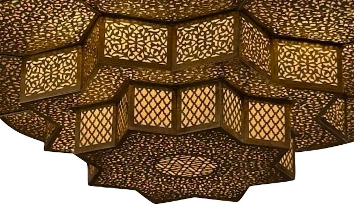 Araña marroquí contemporánea de tres niveles en forma de estrella.
Latón perforado.
Cuando se ilumina, aparece un diseño decorativo en el techo.
Parte de una colección.
LLEGADA TBD