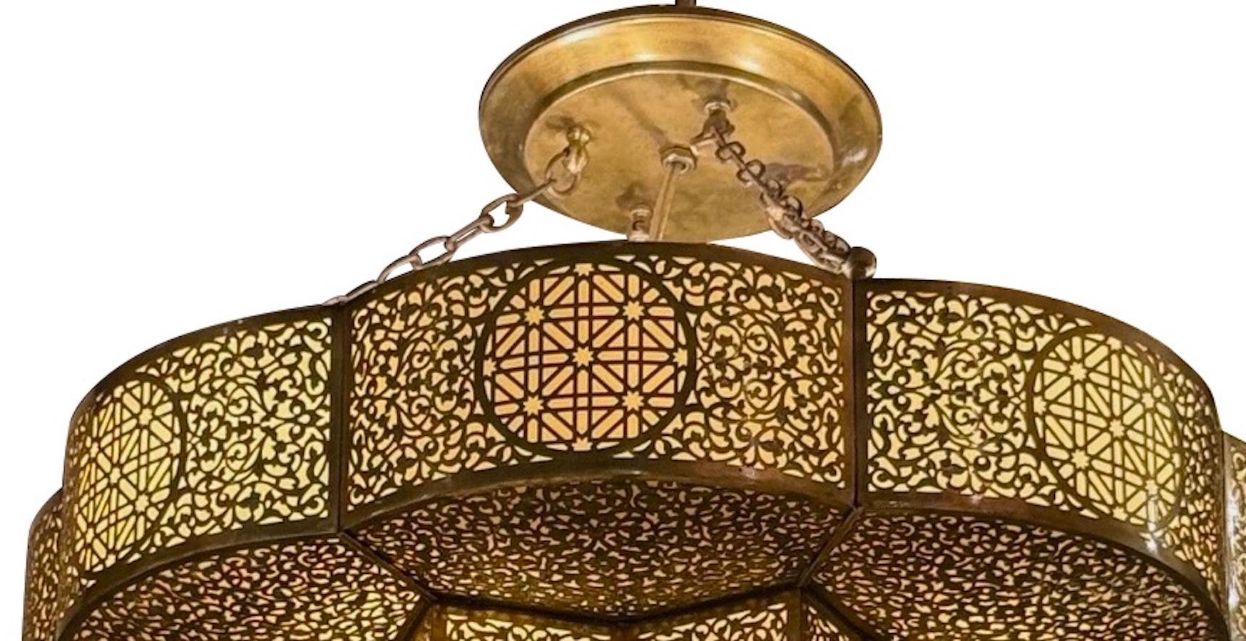 Araña de latón perforado en forma de estrella de tres niveles, Marruecos, Contemporáneo en Nuevo estado para la venta en New York, NY