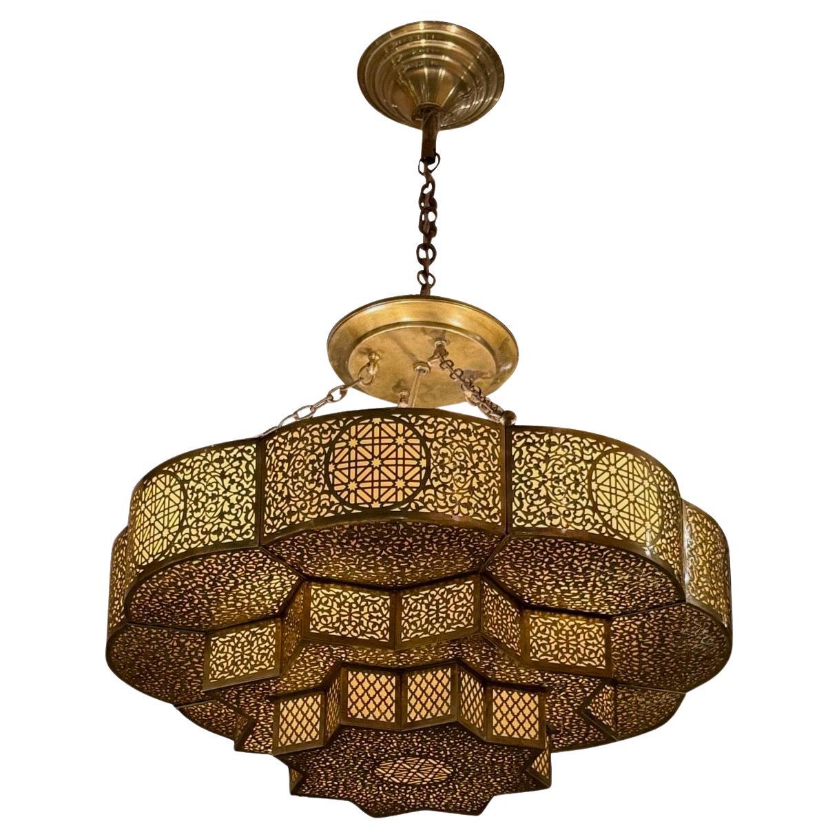 Araña de latón perforado en forma de estrella de tres niveles, Marruecos, Contemporáneo en venta