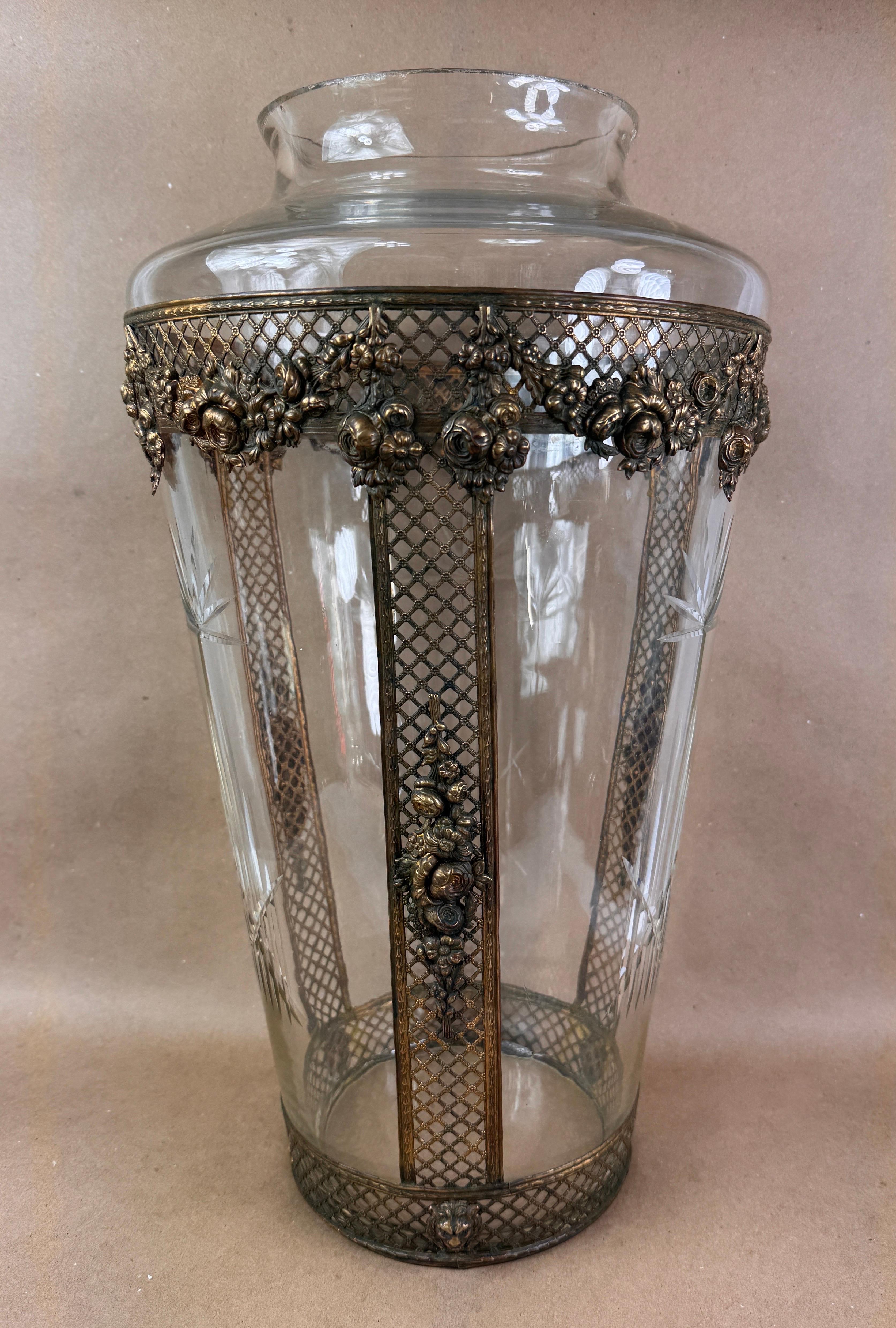 Neoclassico Vaso neoclassico in vetro cristallo traforato in bronzo in vendita