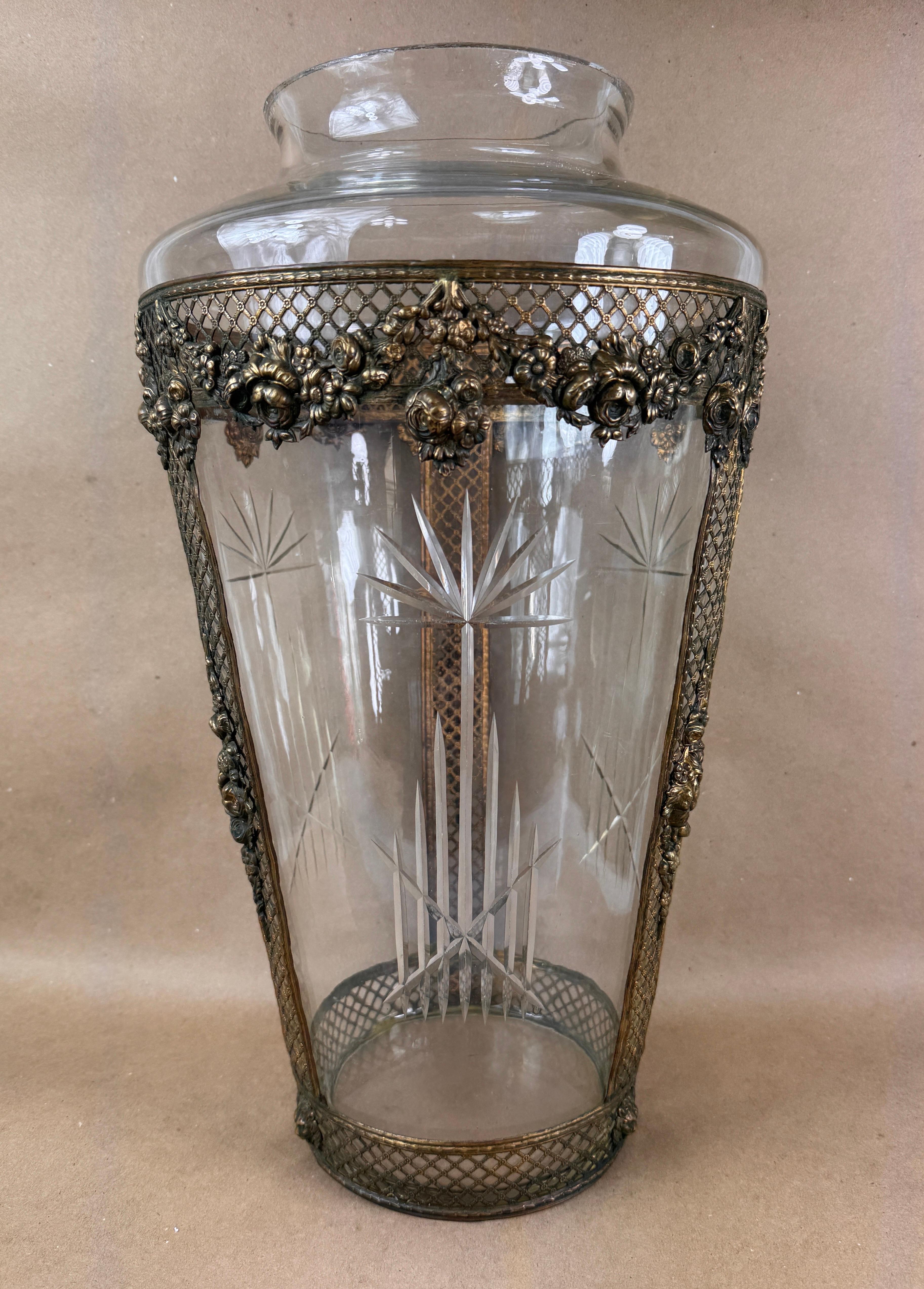 Francese Vaso neoclassico in vetro cristallo traforato in bronzo in vendita