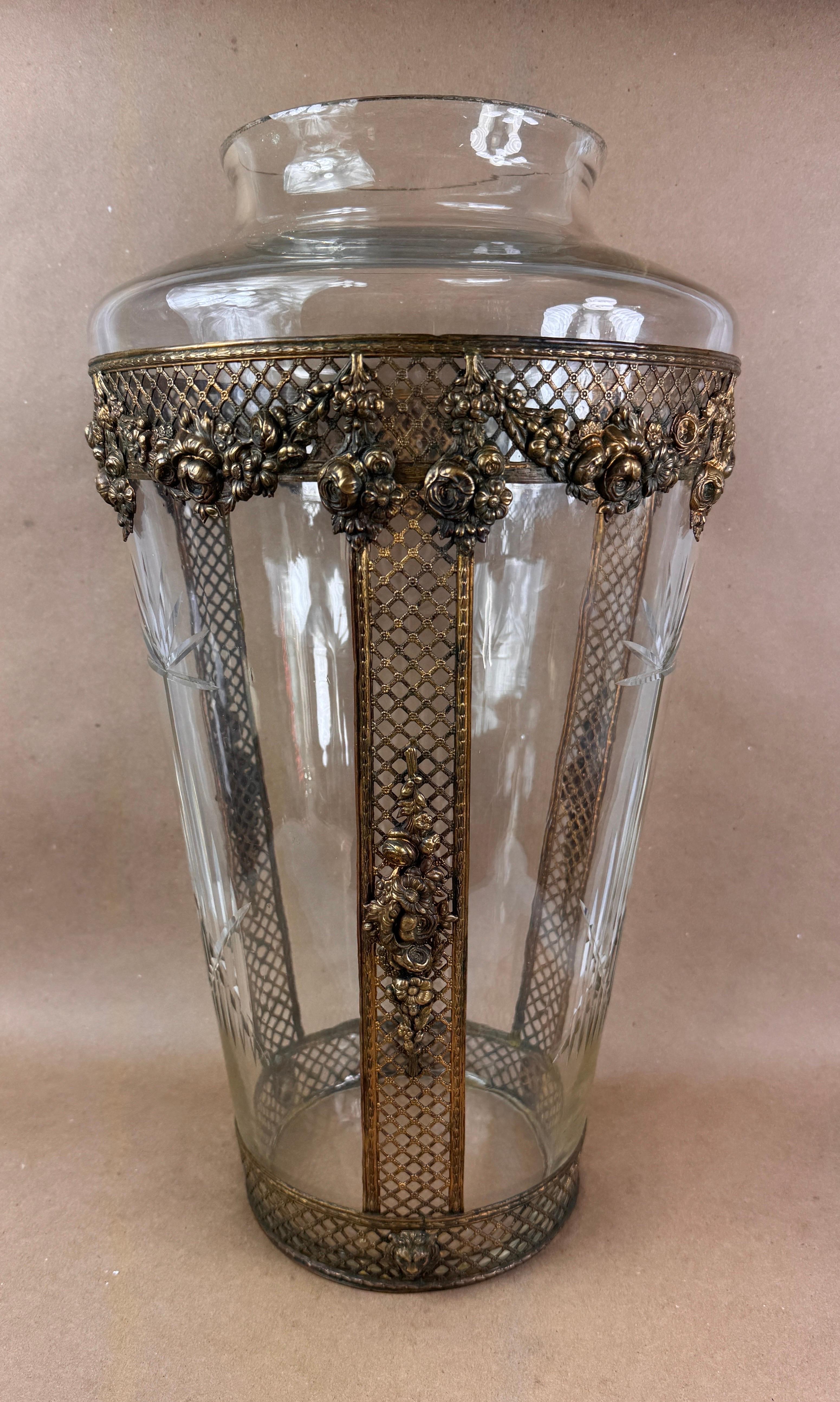 Vaso neoclassico in vetro cristallo traforato in bronzo In condizioni buone in vendita a Newfoundland, PA