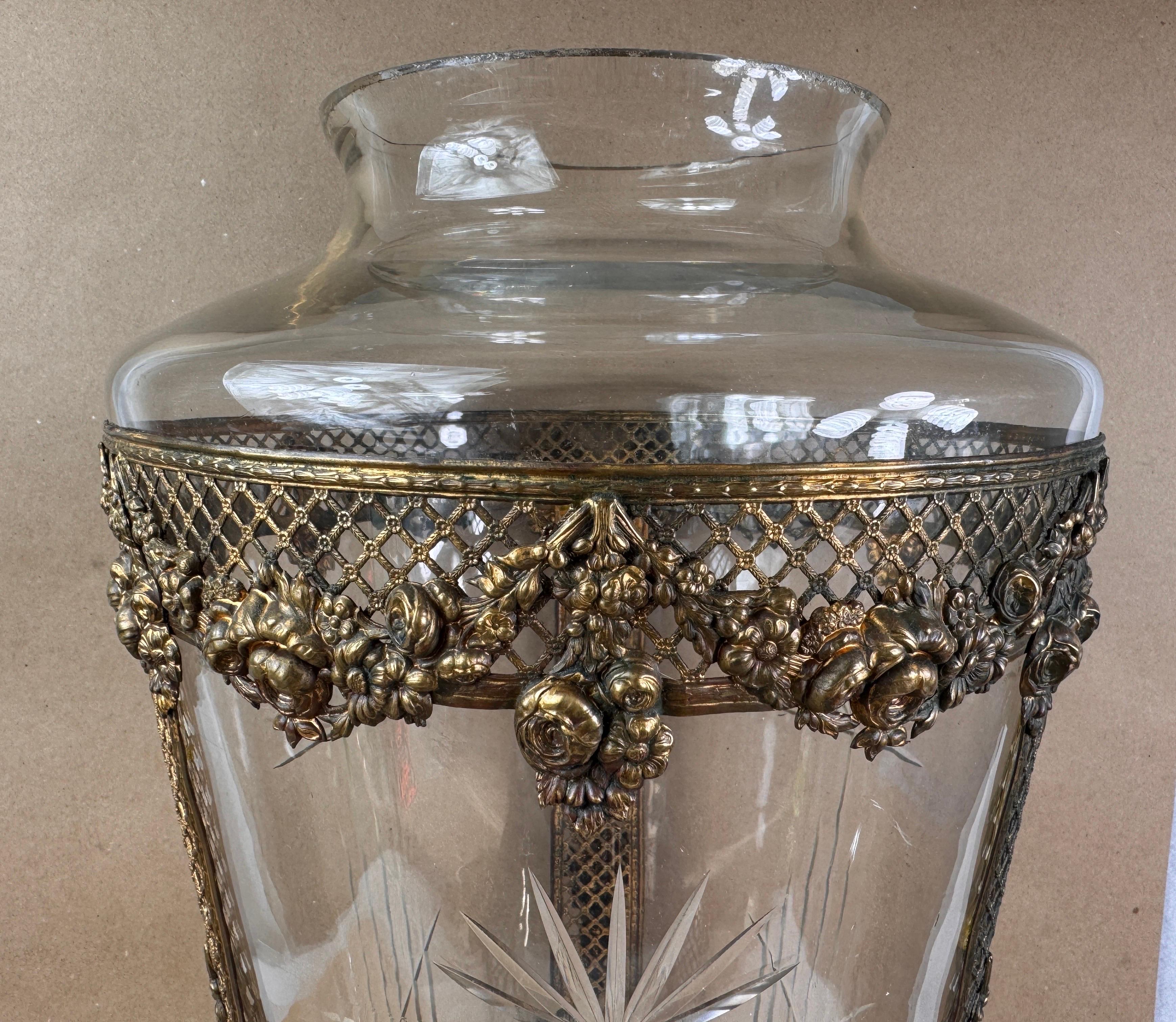 XX secolo Vaso neoclassico in vetro cristallo traforato in bronzo in vendita