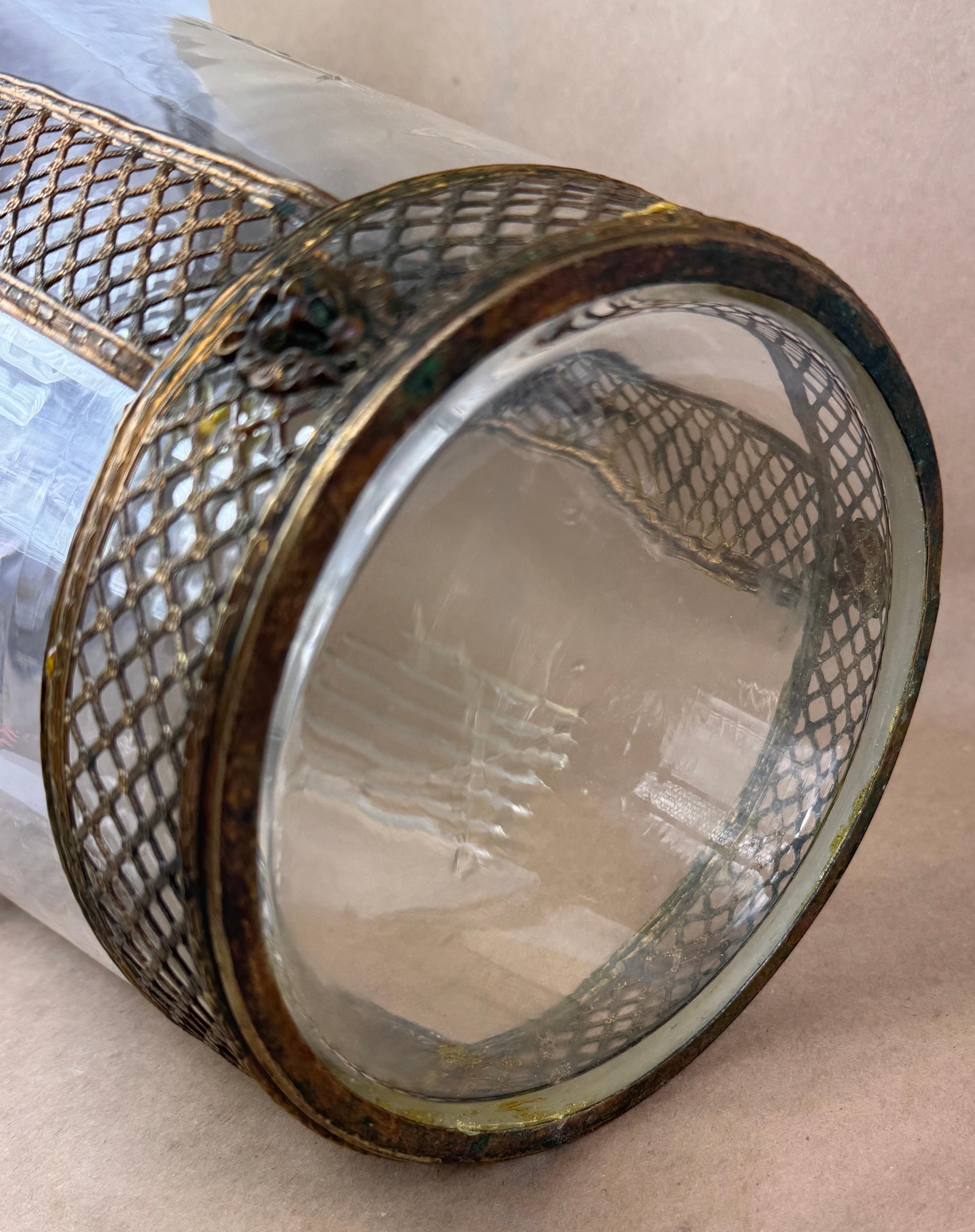 Cristallo Vaso neoclassico in vetro cristallo traforato in bronzo in vendita