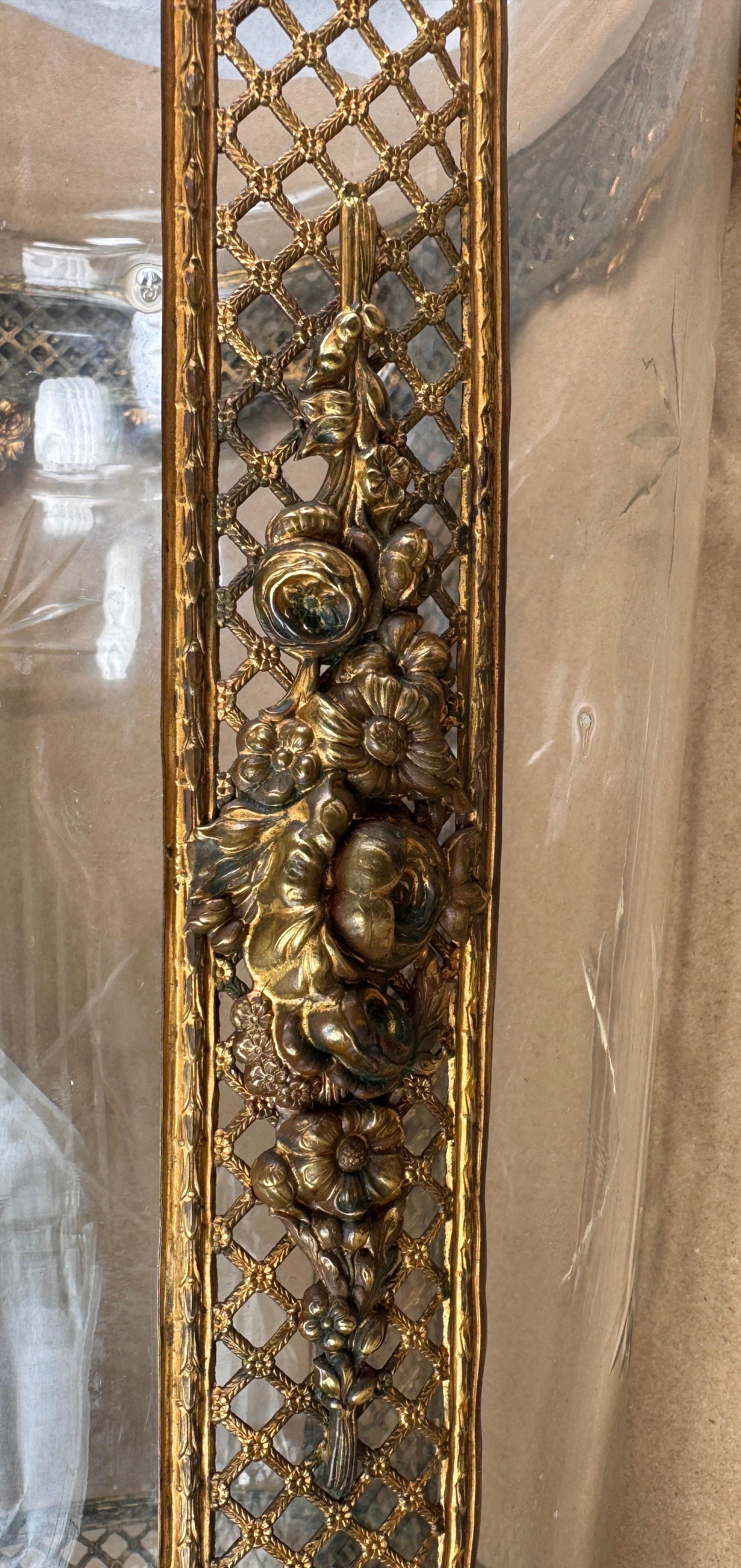 Vaso neoclassico in vetro cristallo traforato in bronzo in vendita 1