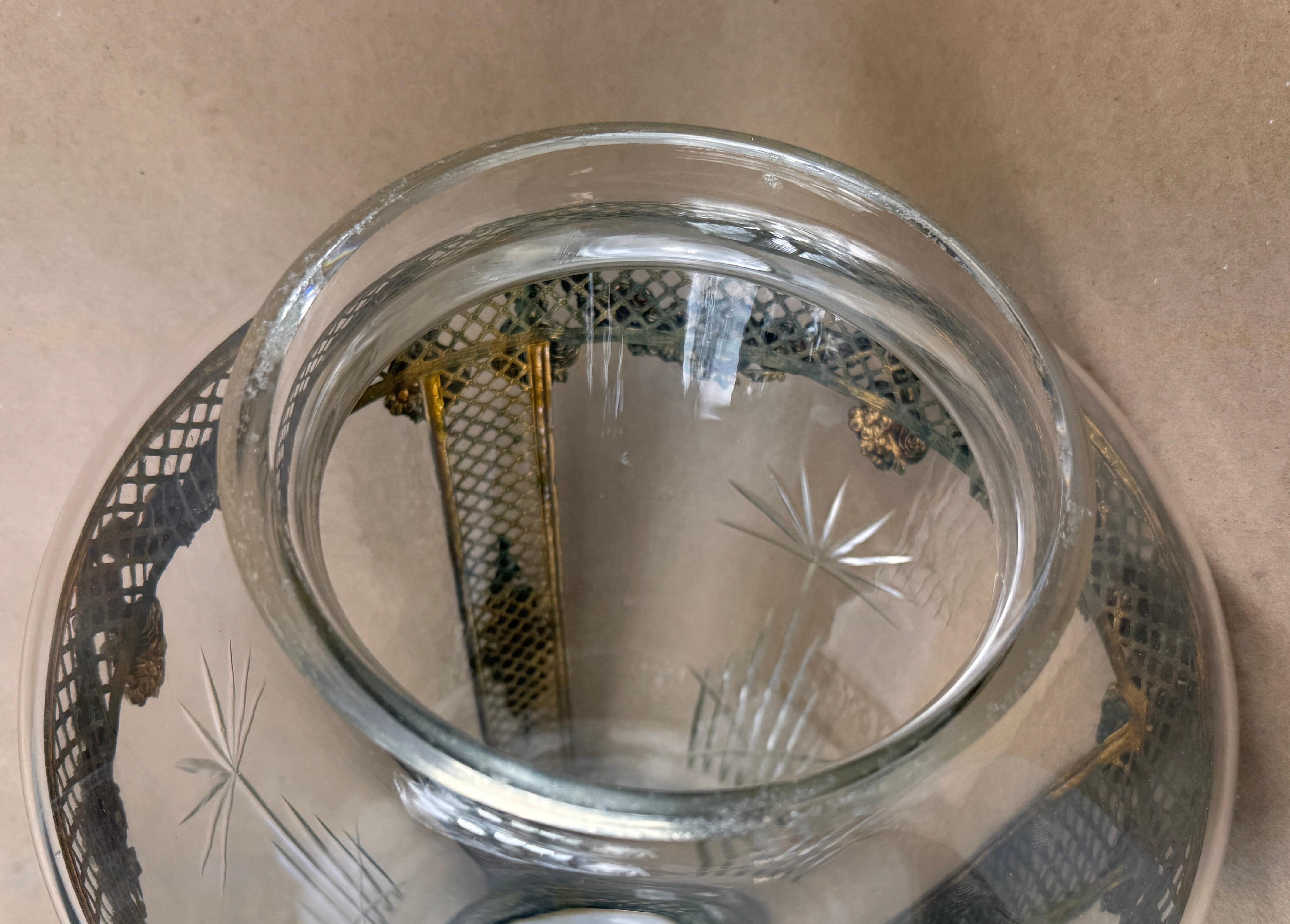 Vaso neoclassico in vetro cristallo traforato in bronzo in vendita 2