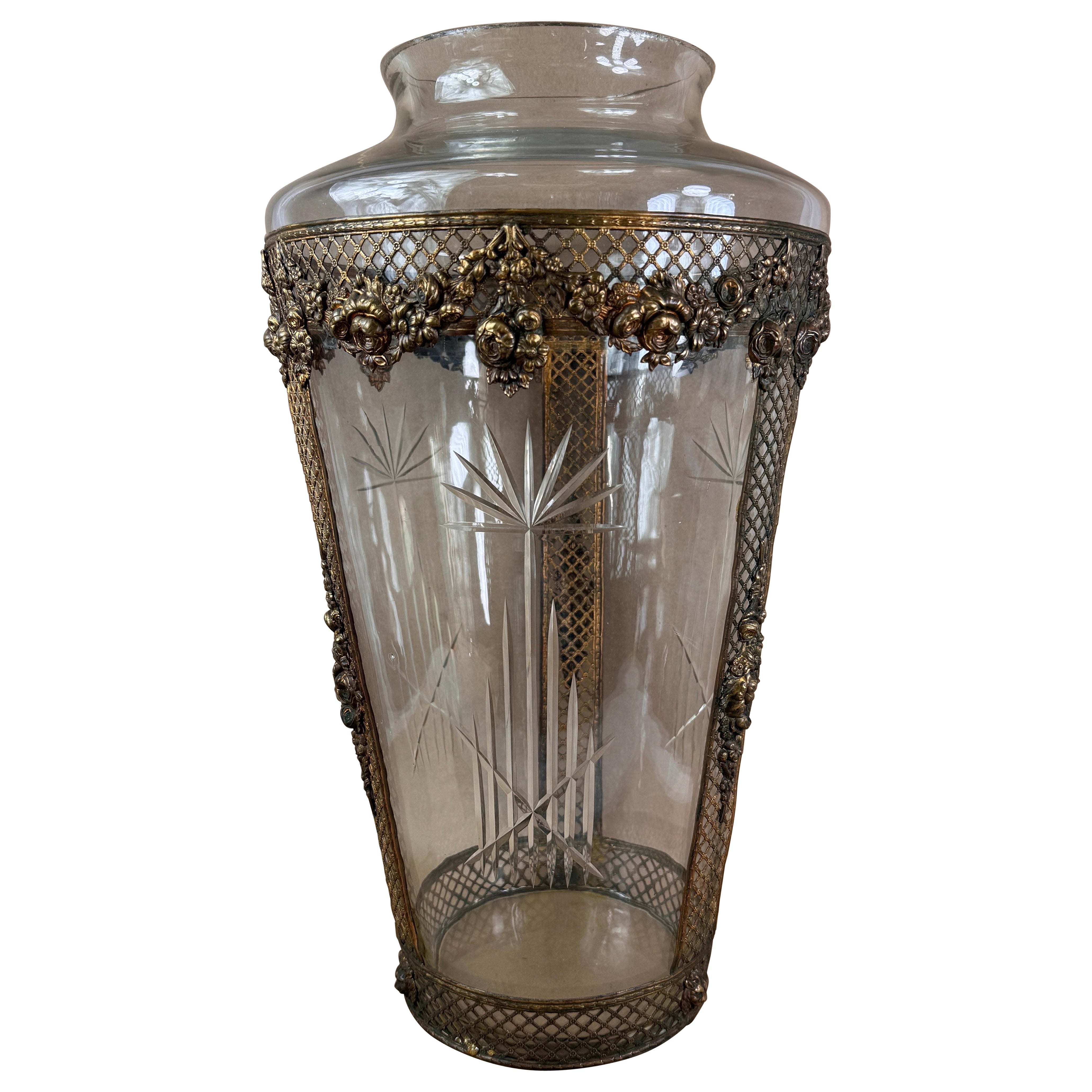 Vaso neoclassico in vetro cristallo traforato in bronzo in vendita