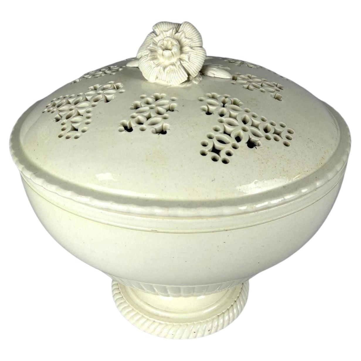 Vase à pot-pourri ancien anglais en faïence « creamware » ajourée, avec couvercle, vers 1785 en vente