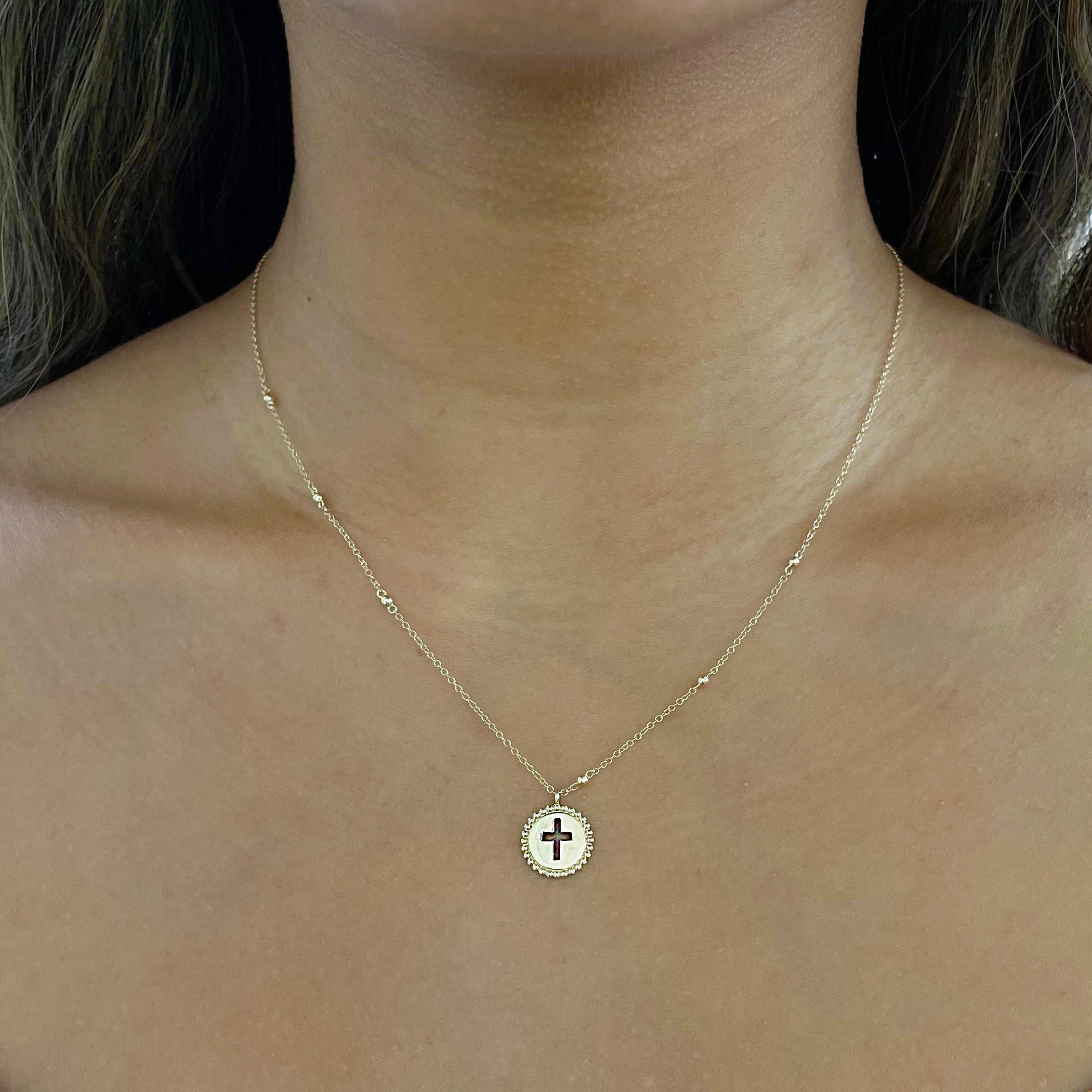 Contemporain Collier pendentif croix percée avec cadre en perles et croix découpée avec chaîne câblée, 14 carats en vente