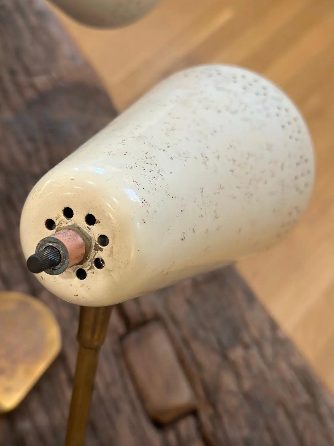 Americano Lampade da scrivania traforate del metà del secolo scorso, una coppia in vendita