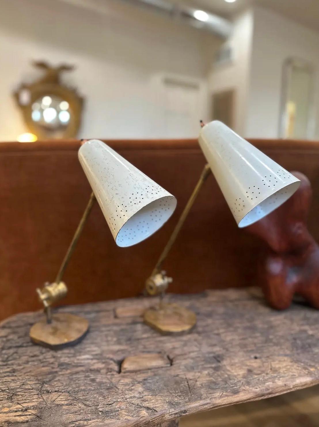 Lampade da scrivania traforate del metà del secolo scorso, una coppia In condizioni buone in vendita a Hudson, NY