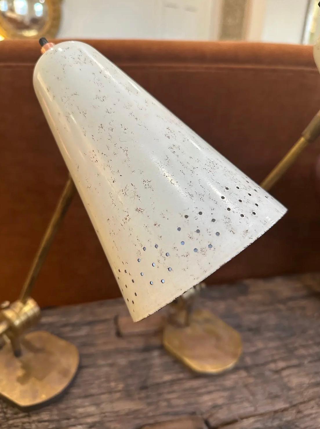 Metà XX secolo Lampade da scrivania traforate del metà del secolo scorso, una coppia in vendita