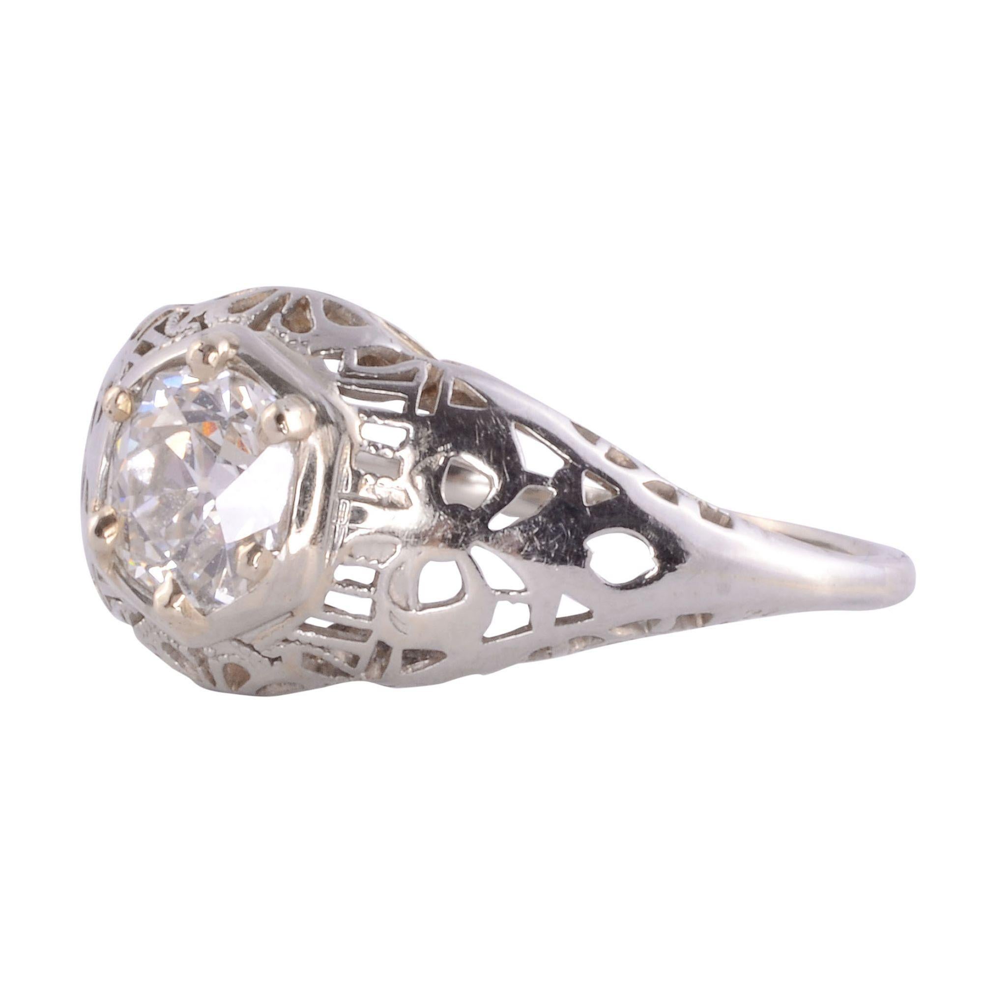 Vintage Verlobungsring mit durchbrochener Fassung und VS1-Diamanten, um 1930. Dieser Ring aus 14 Karat Weißgold enthält einen runden Diamanten von 0,65 Karat in einer durchbrochenen Fassung. Der Diamant hat die Reinheit VS1 und die Farbe G-H. Dieser