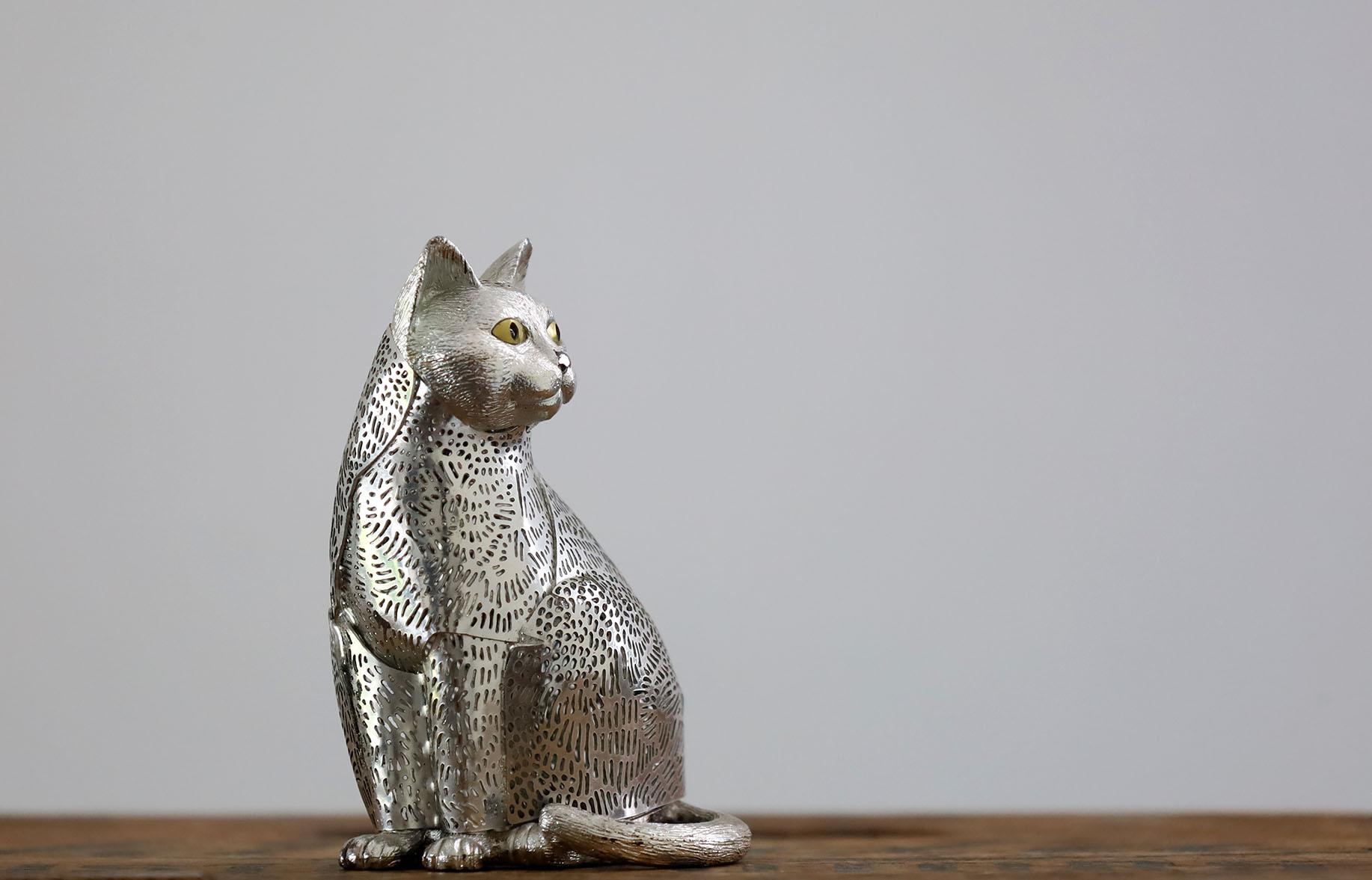 Figurita Lumiere Christofle France Gato de plata perforada Moderno en venta
