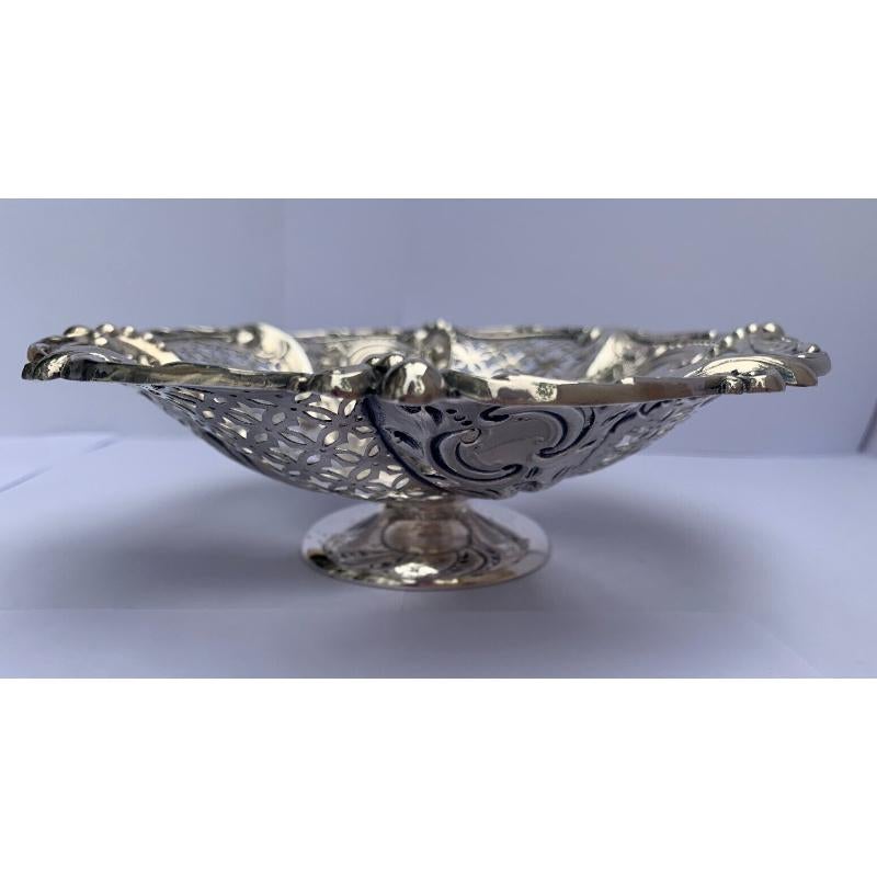 In good vintage condition, this bowl has beautiful openwork and a patterned border.

It stands on a round pedestal foot.

The body is pierced with a lovely openwork pattern interspersed with scroll and flower decoration rising to a rim with further