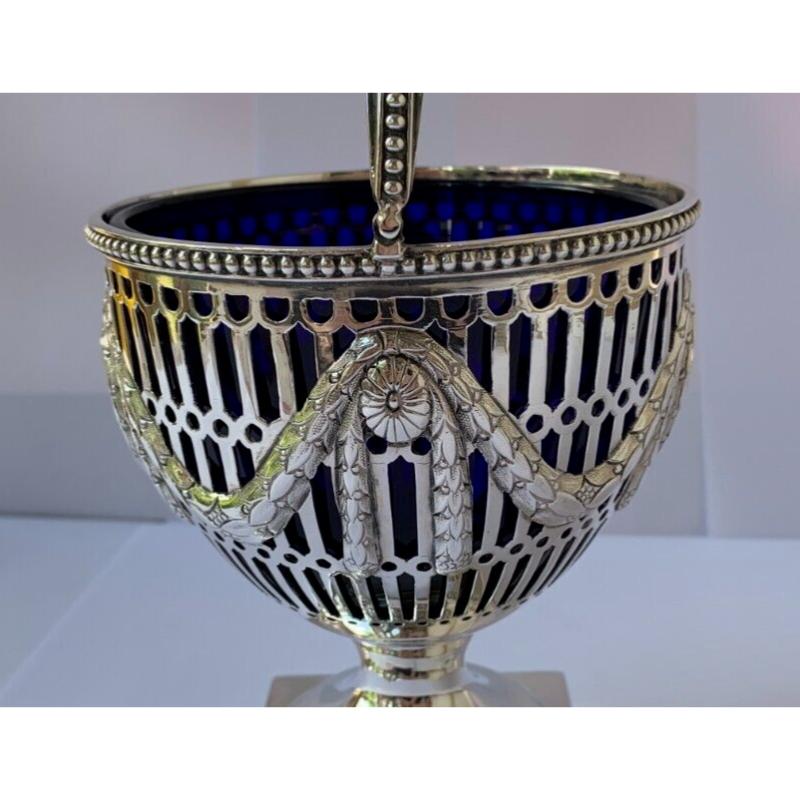Pierced Sterling Silver Handled Bowl with Blue Glass By Hunt & Roskell, 1906 In Good Condition For Sale In London, GB