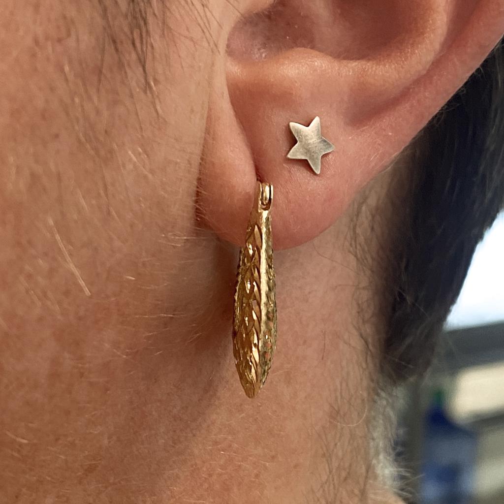 Contemporary Pierced Trellis Diamond-Cut 1 Inch Hoop Earrings as Gold Hoop Earrings For Sale