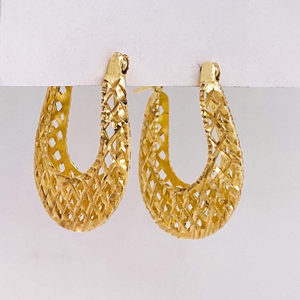 Pierced Trellis Diamond-Cut 1 Inch Hoop Earrings as Gold Hoop Earrings In New Condition For Sale In Austin, TX
