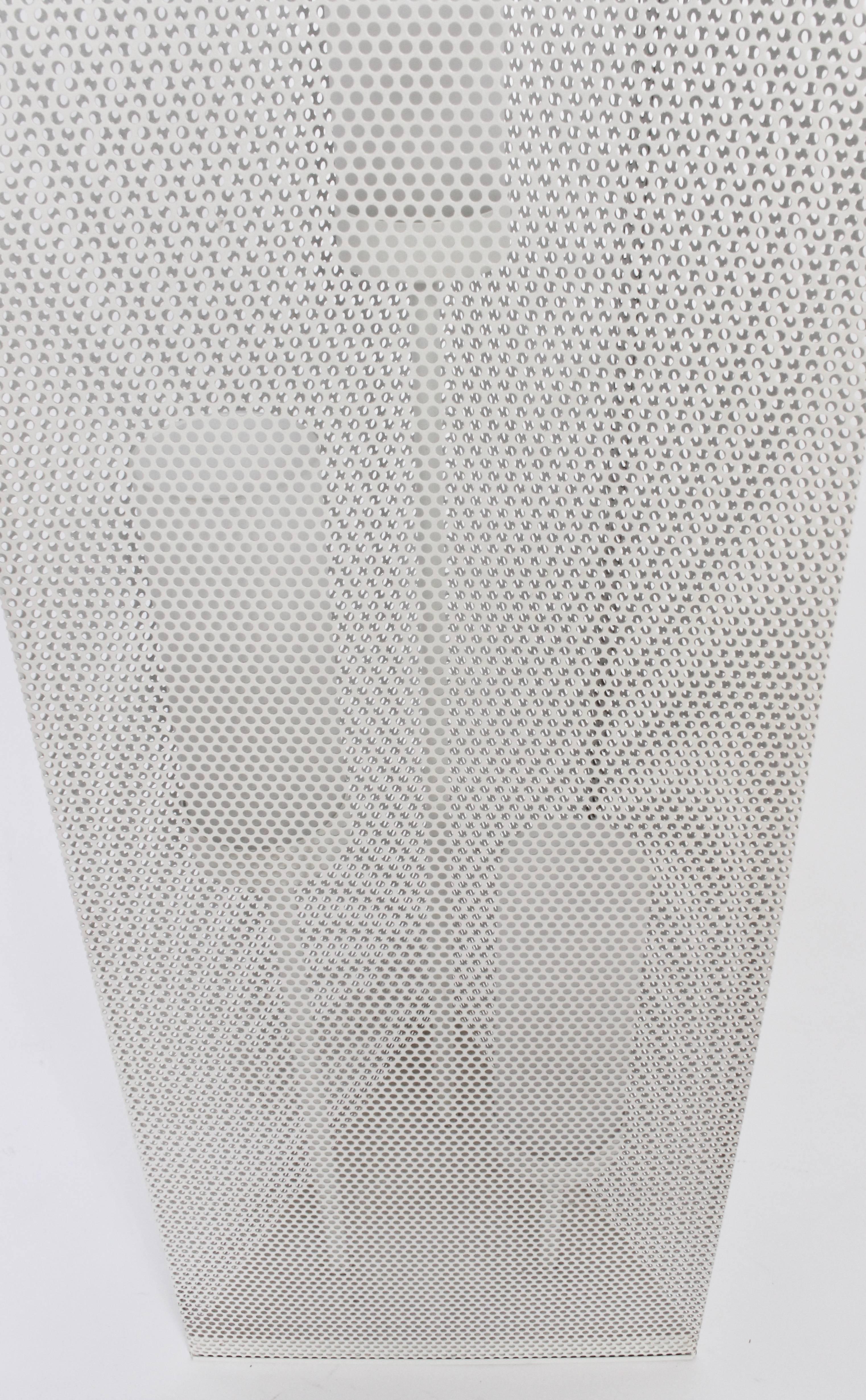 Dreieckige durchbrochene weiße Emaille-Lampe mit drei weißen Glasschirmen, 1960er Jahre (Moderne) im Angebot