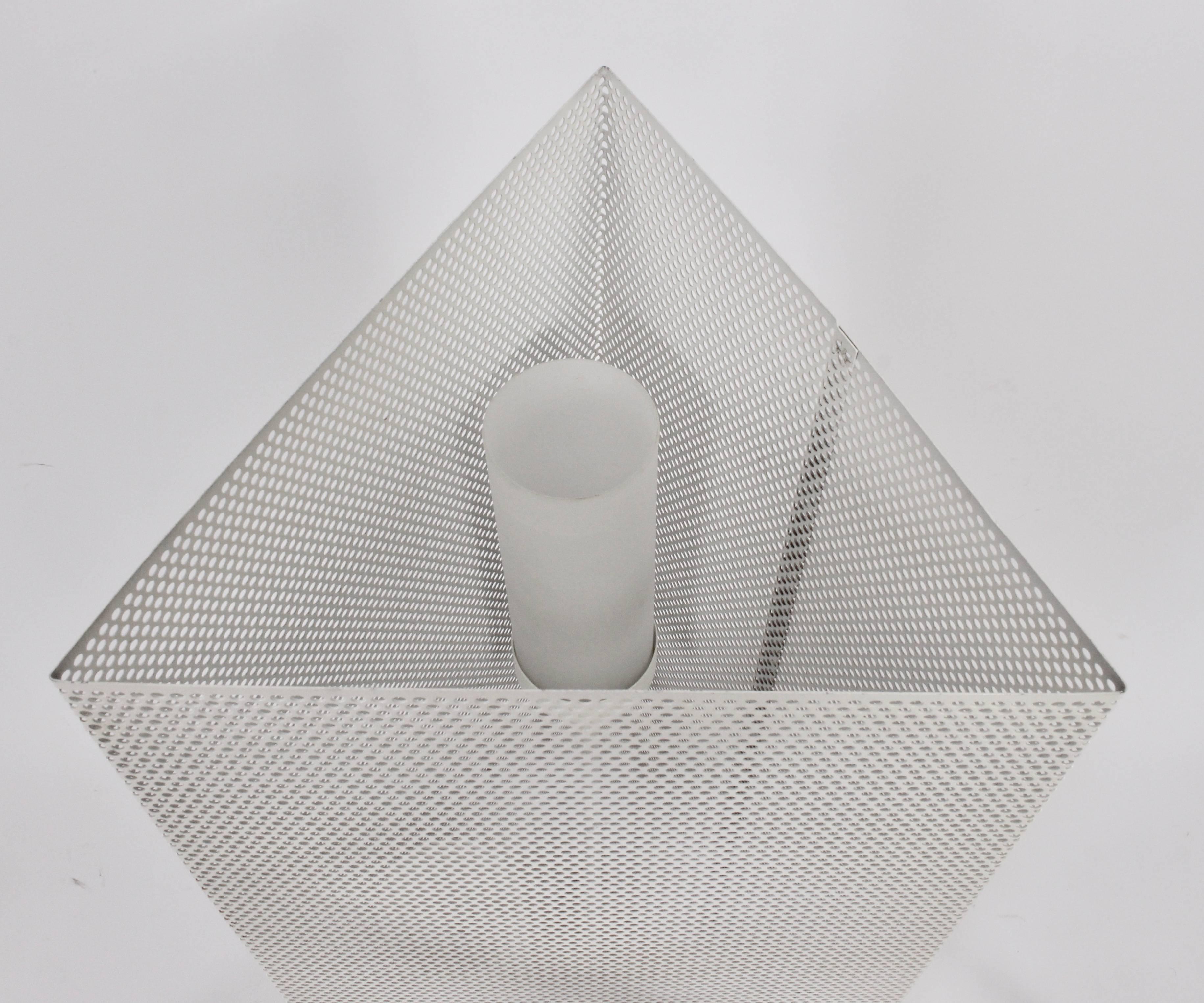 Dreieckige durchbrochene weiße Emaille-Lampe mit drei weißen Glasschirmen, 1960er Jahre (amerikanisch) im Angebot