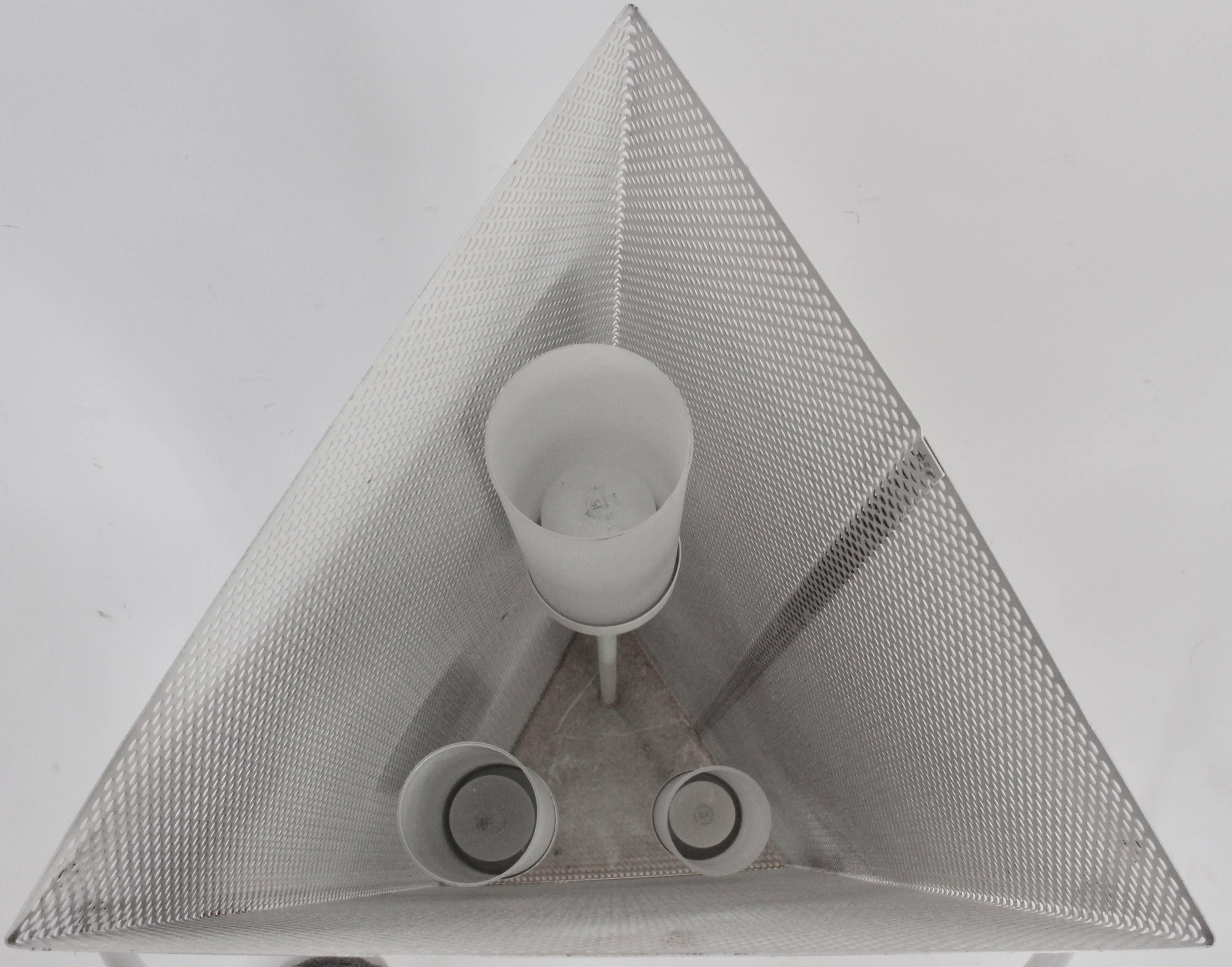 Dreieckige durchbrochene weiße Emaille-Lampe mit drei weißen Glasschirmen, 1960er Jahre (Emailliert) im Angebot