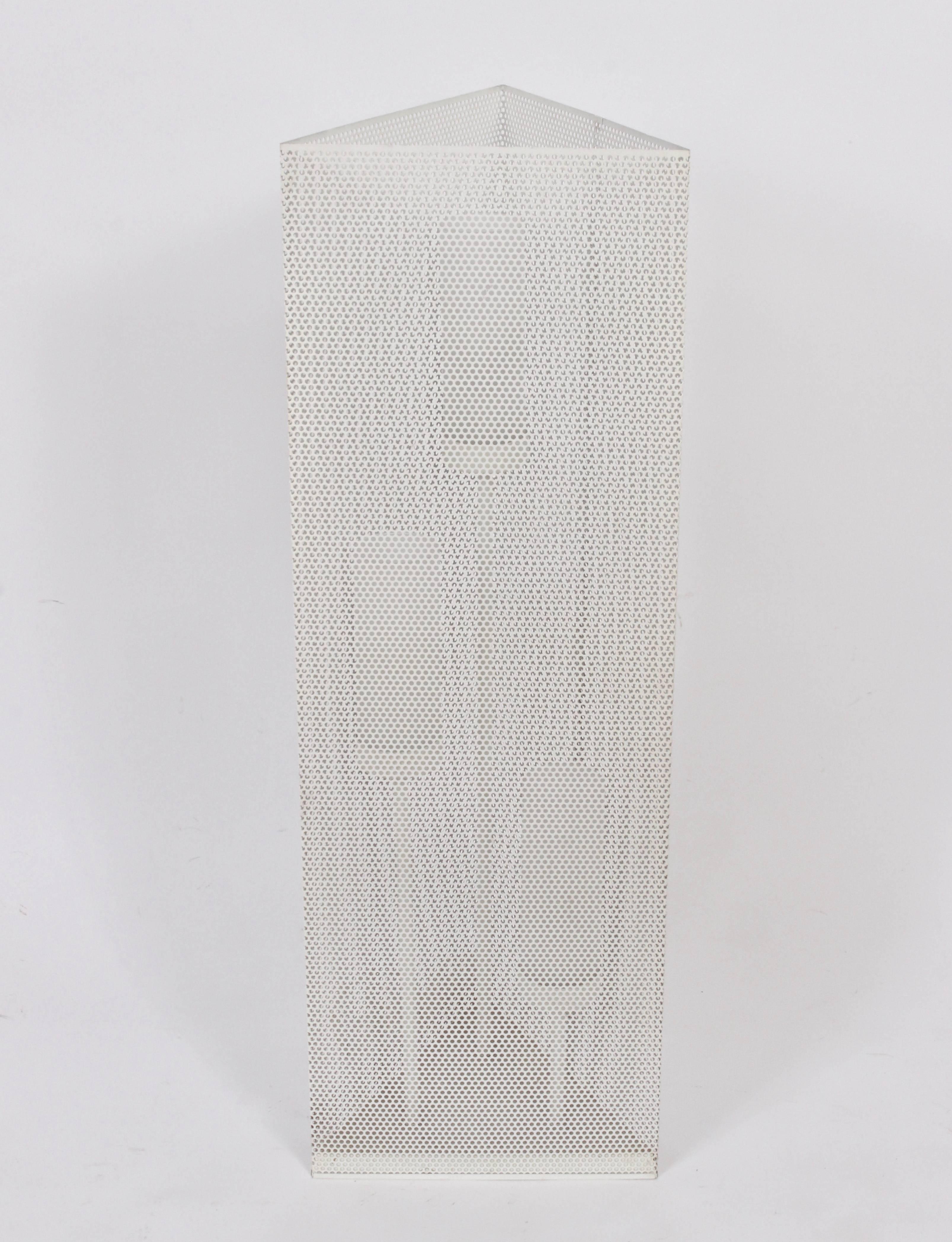 Dreieckige durchbrochene weiße Emaille-Lampe mit drei weißen Glasschirmen, 1960er Jahre (Mitte des 20. Jahrhunderts) im Angebot