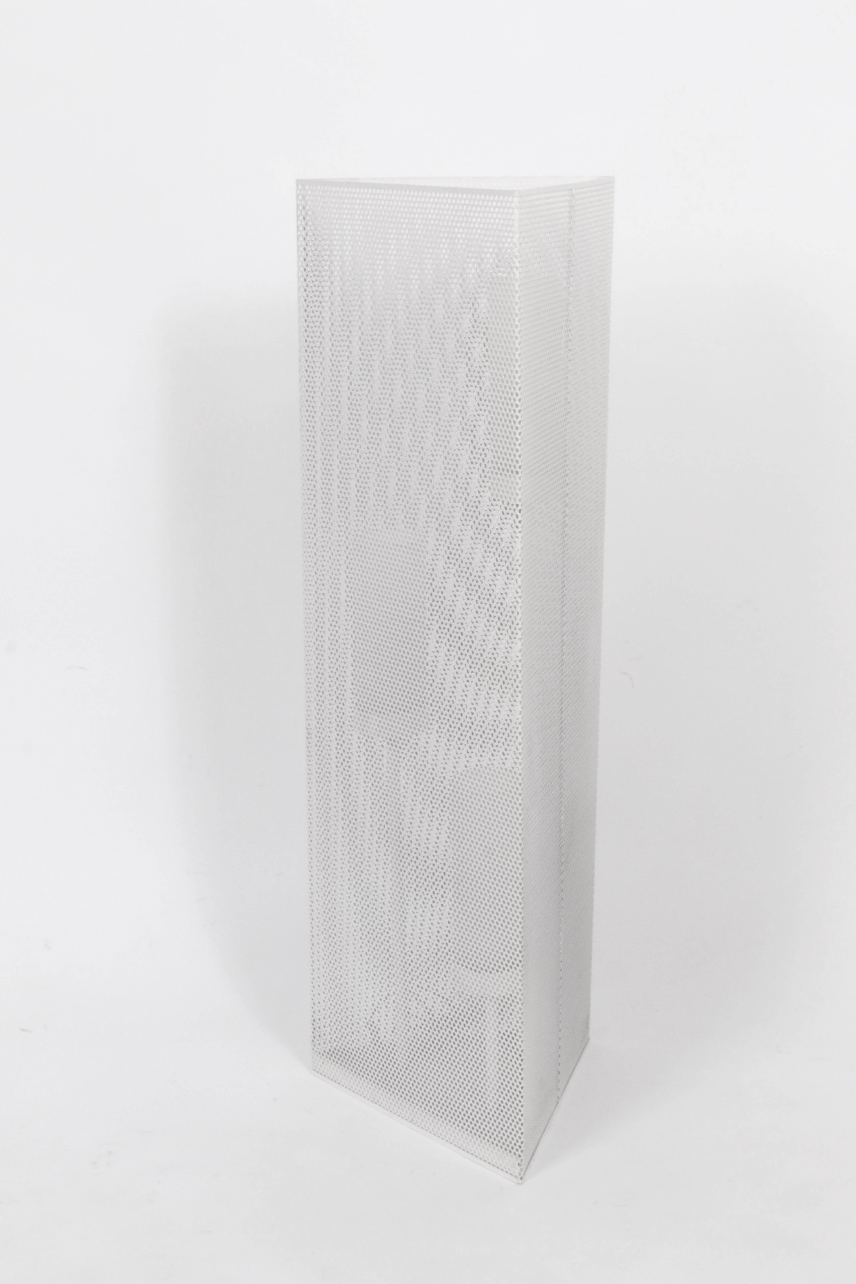 Dreieckige durchbrochene weiße Emaille-Lampe mit drei weißen Glasschirmen, 1960er Jahre (Metall) im Angebot