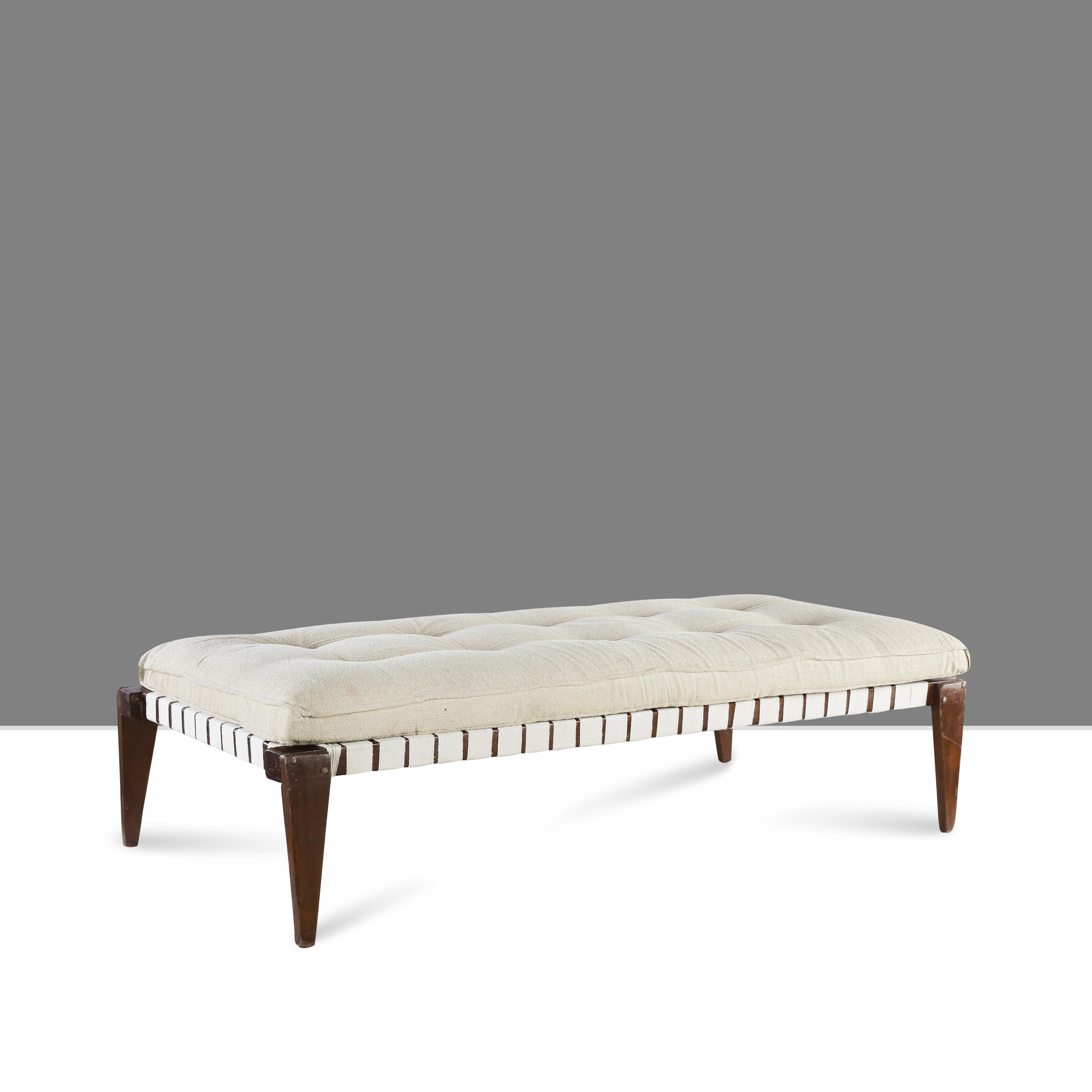 Piere Jeanneret PJ-L-05-A Einzelbett / Authentisches Mid-Century Modern-Bett (Handgewebt) im Angebot