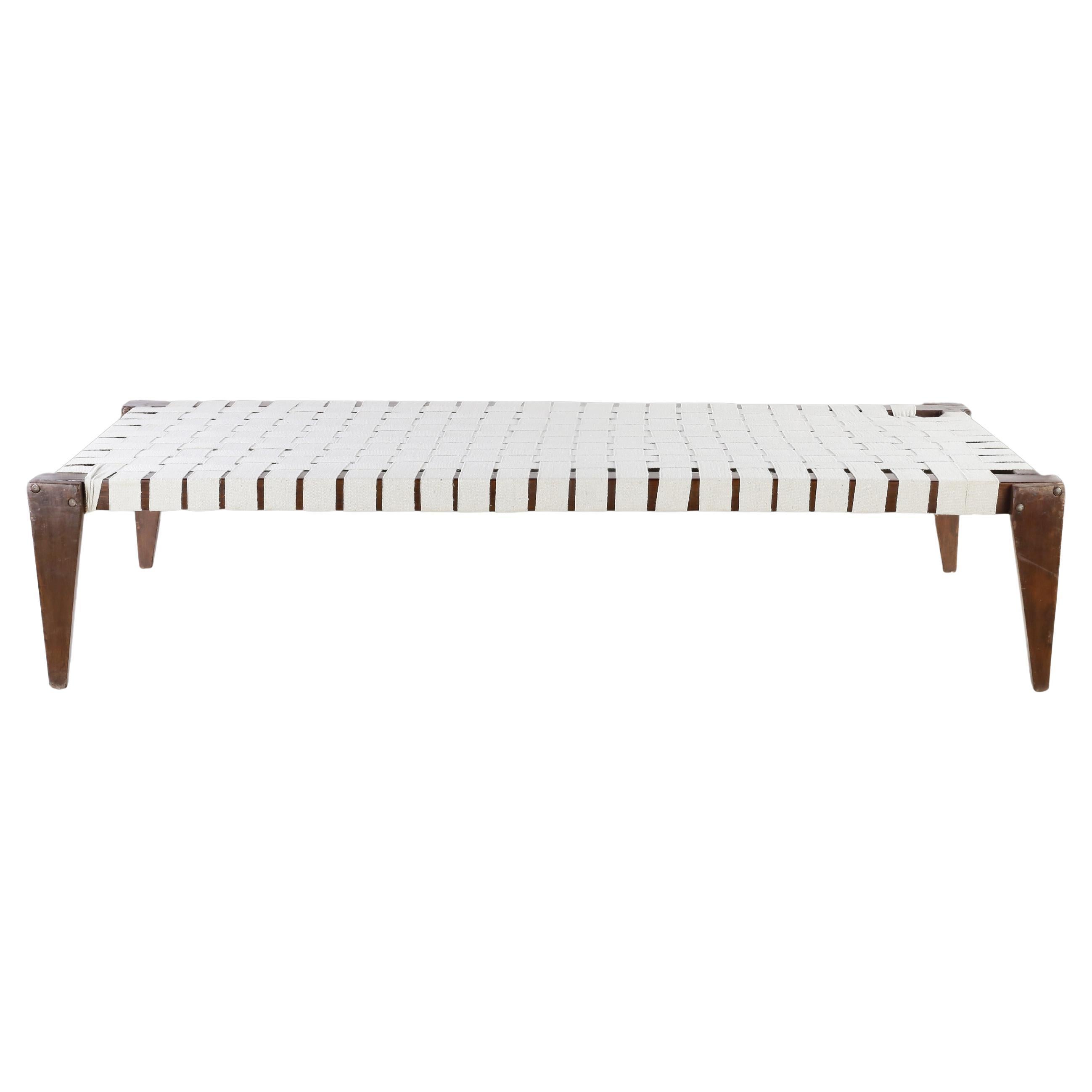 Piere Jeanneret PJ-L-05-A Einzelbett / Authentisches Mid-Century Modern-Bett im Angebot