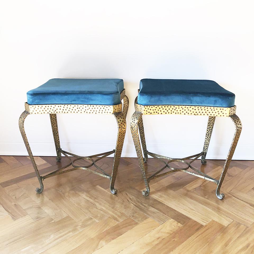 Pierluigi Colli Coppia di Pouff del 1950 -Design-

Author: Pierluigi Colli, Turin 1950s

Materials: Full gold-plated iron, pillows remade and reupholstered with petrol green silk velvet

Measurements: Cm 44 x cm 44 x cm 44

Condizioni: Eccellenti

