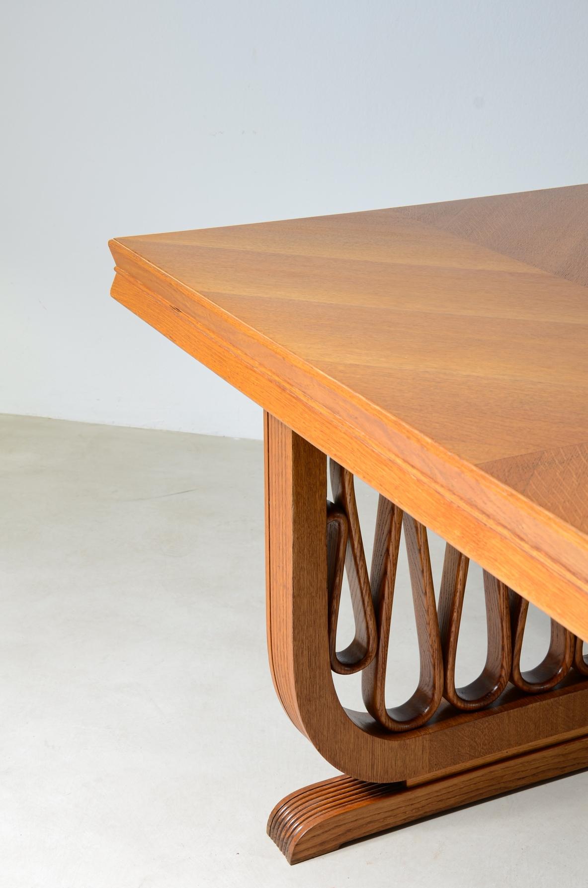 COD-822
Pierluigi Colli

Extraordinaire table en chêne avec montants façonnés et motif de ruban dans le style de l'époque, plateau avec épaisseur façonnée.

Manifacture italienne, années 1940