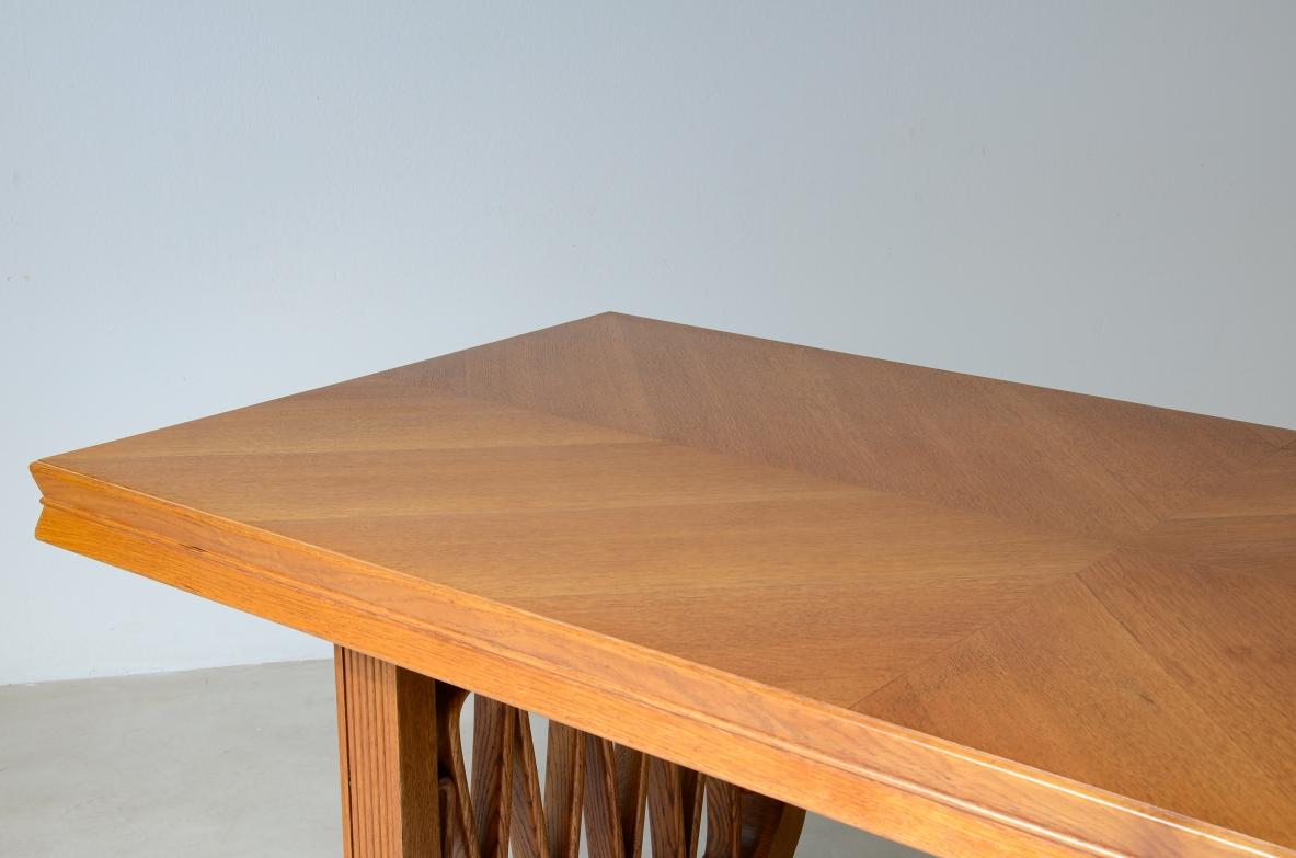 Mid-Century Modern Pierluigi Colli  extraordinaire table en chêne avec montants façonnés en vente