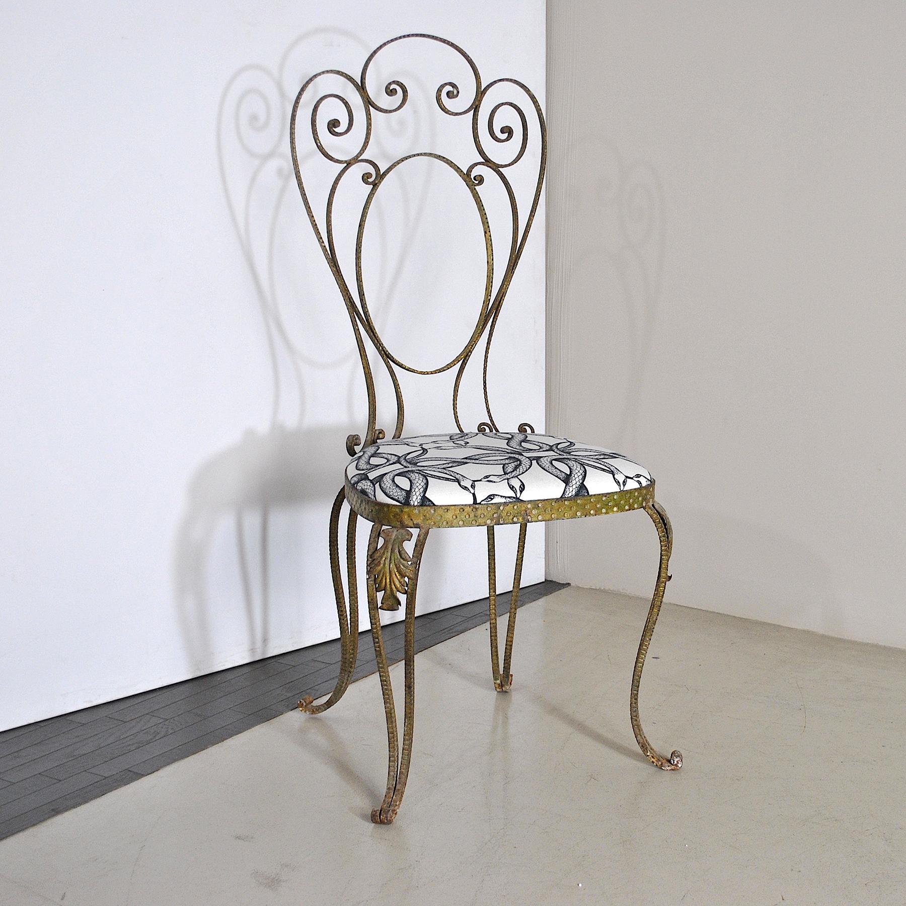 Stuhl aus gehämmertem Messing des berühmten Turiner Unternehmens Pier Luigi Colli, Produktionszeit 1960er Jahre.