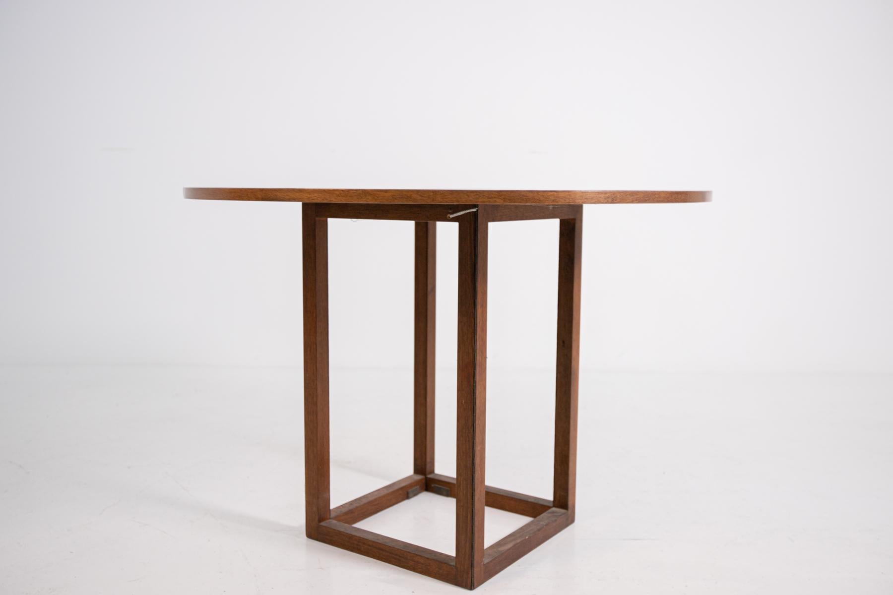 Gabbiano folding table in walnut, limited edition of the 1970s.
The table named Gabbiano given its shape, in fact the two ends of the top are easily foldable on themselves and closing form the wings of a seagull. Its mechanism of opening and closing