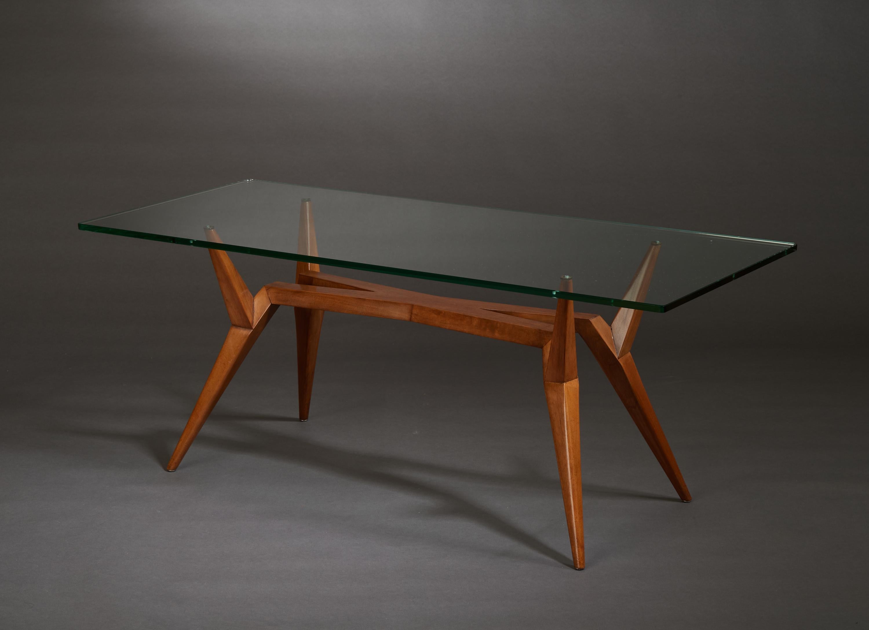 Pierluigi Giordani, (1924-2011)

Une remarquable table basse géométrique de Pierluigi Giordani, le maître architecte et designer bolonais. Une base graphique et allongée en poirier, d'une vitalité singulière, se détache d'un centre en forme de X.