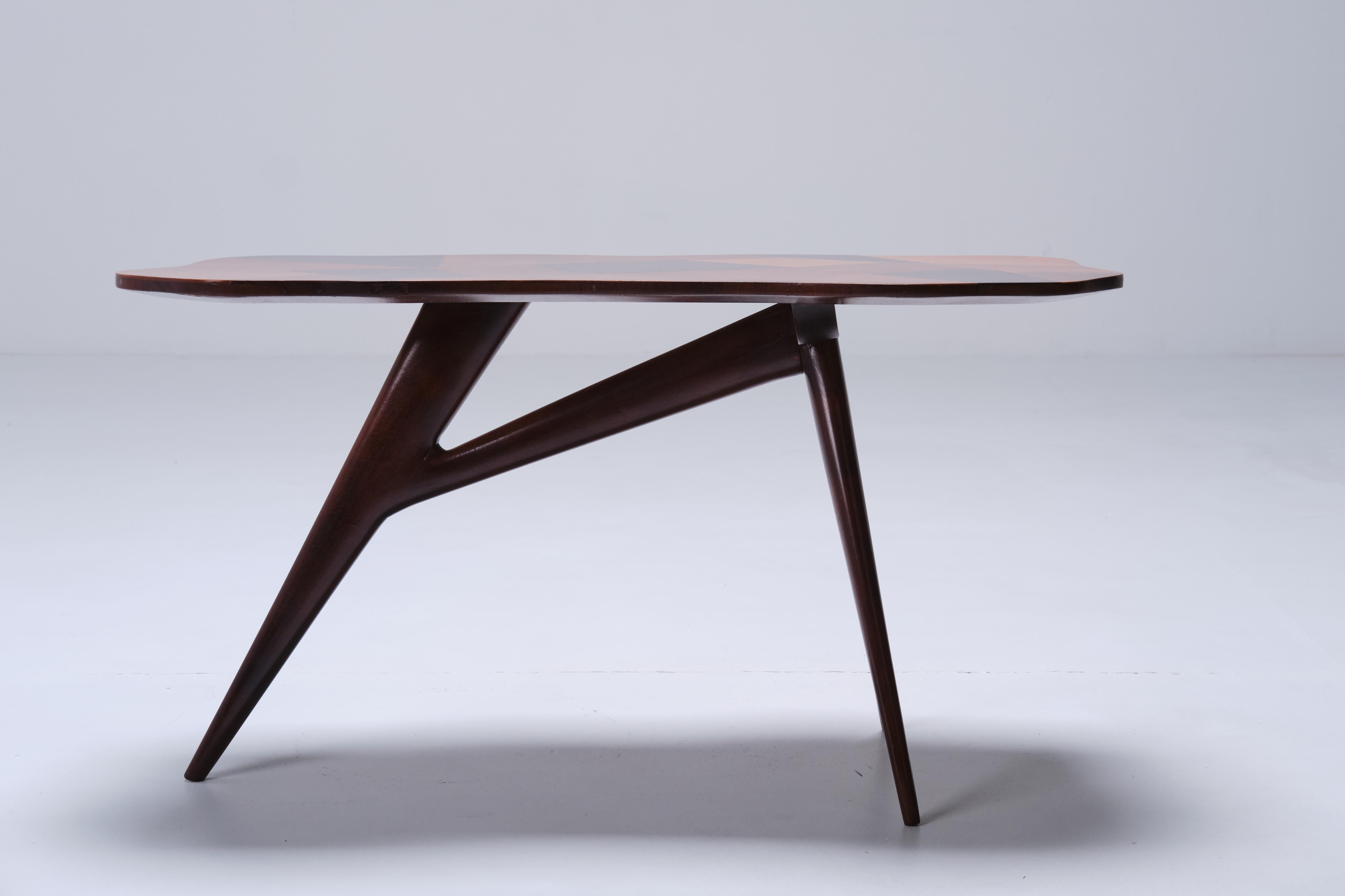 Une table basse extrêmement élégante de Pierluigi Giordani. Belle forme de bois.
Giordani a été nommé correspondant académique par l'Académie des arts et du design en 1970.
Au cours de sa carrière, il participe également à de nombreux concours