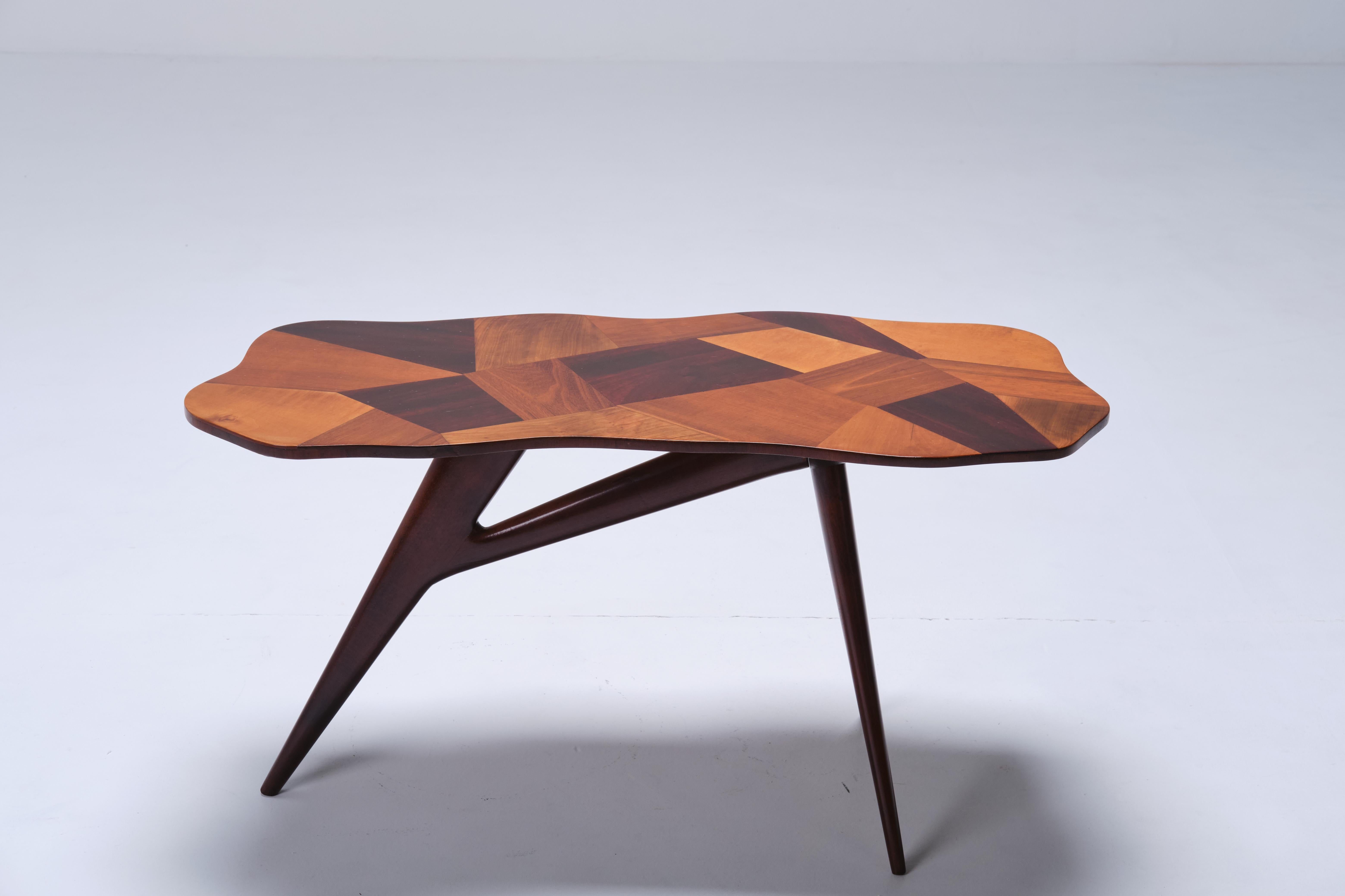 Pierluigi Giordani Low table multiple essences wood top - Italian Design 1950s In Good Condition For Sale In Milan, IT