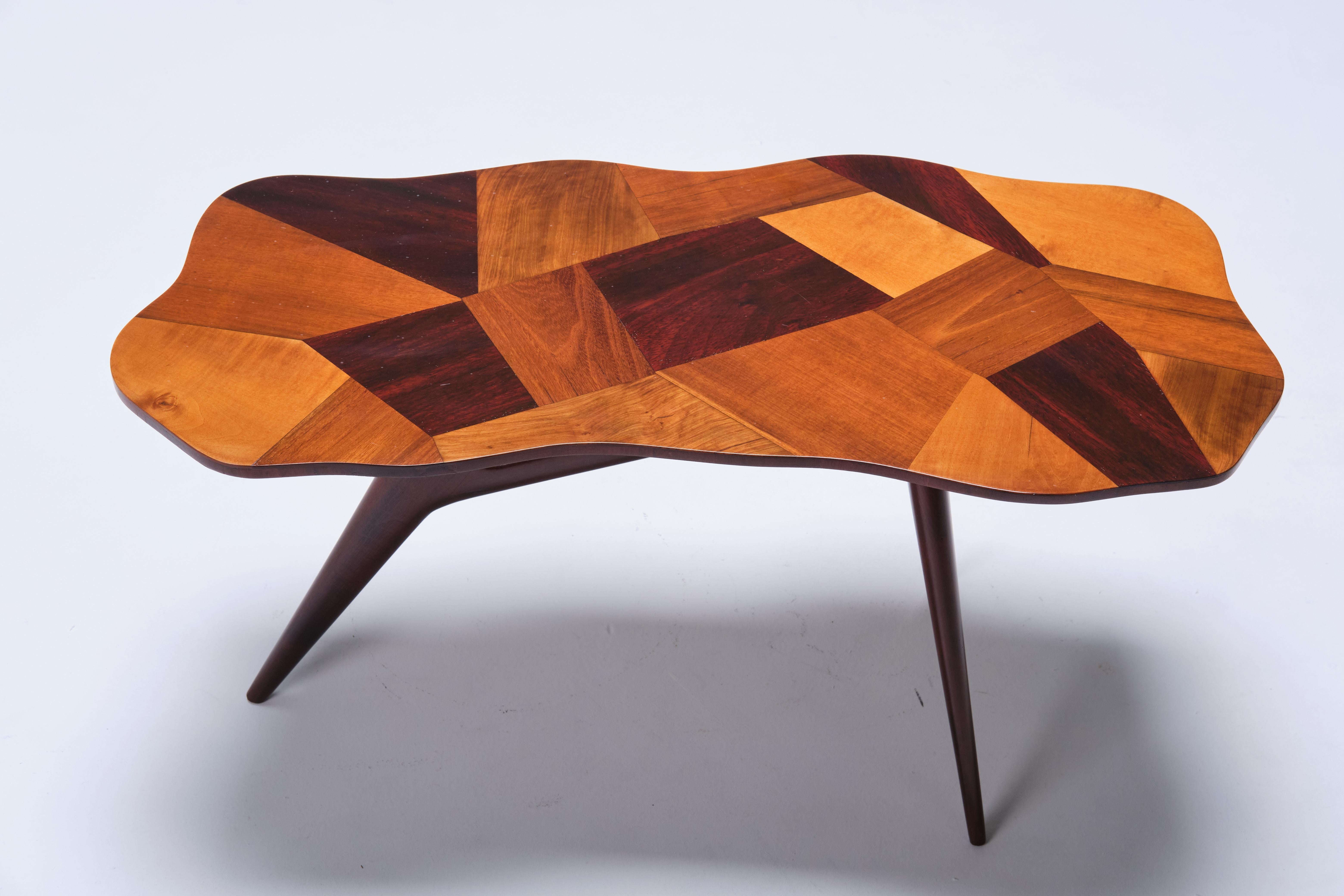 Milieu du XXe siècle Pierluigi Giordani Table basse à essences multiples plateau en bois - Design italien années 1950 en vente