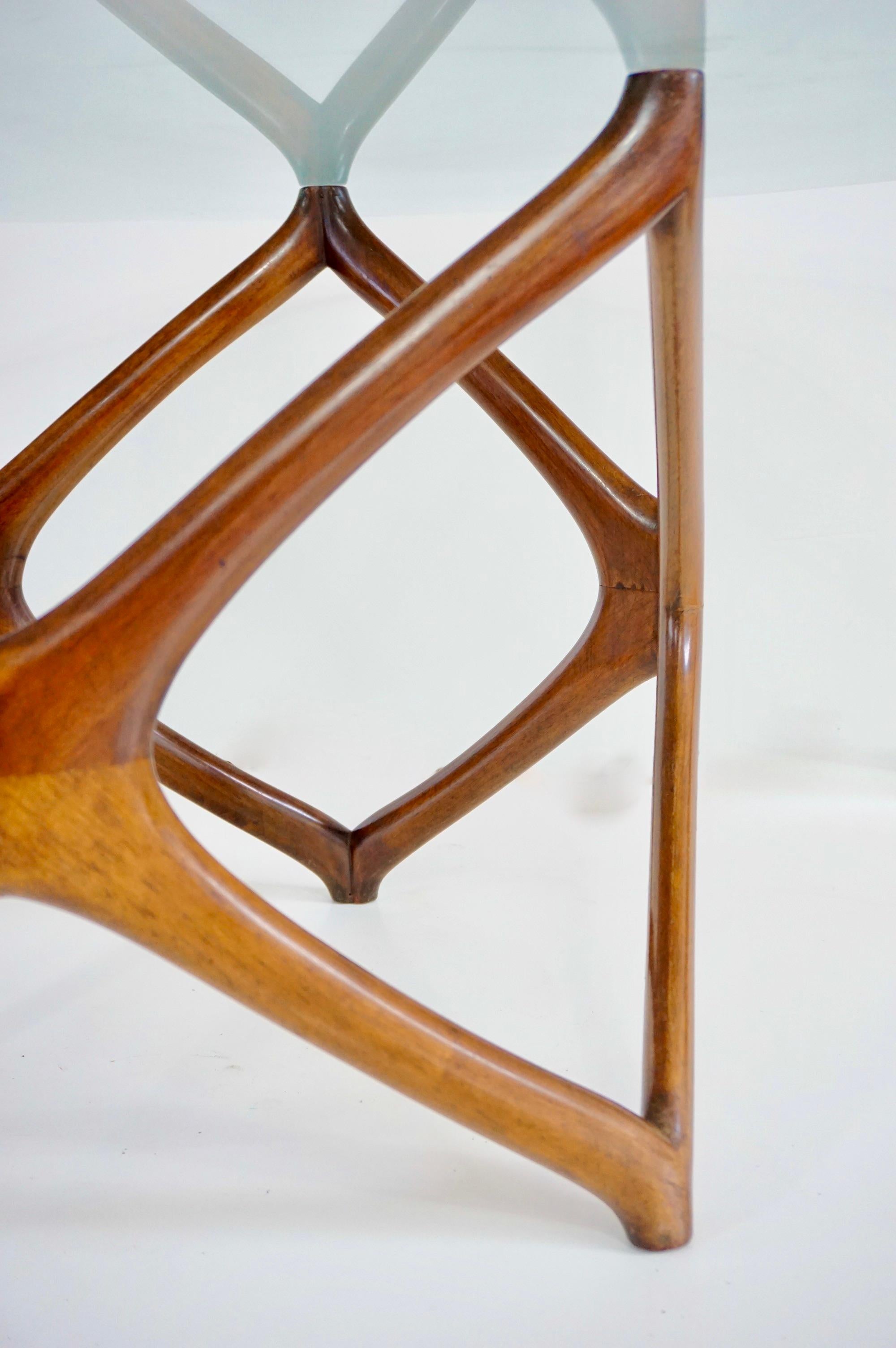 Runder Couchtisch von Pierluigi Giordani, geschnitztes Holz und Kristallplatte, 1950 im Angebot 3