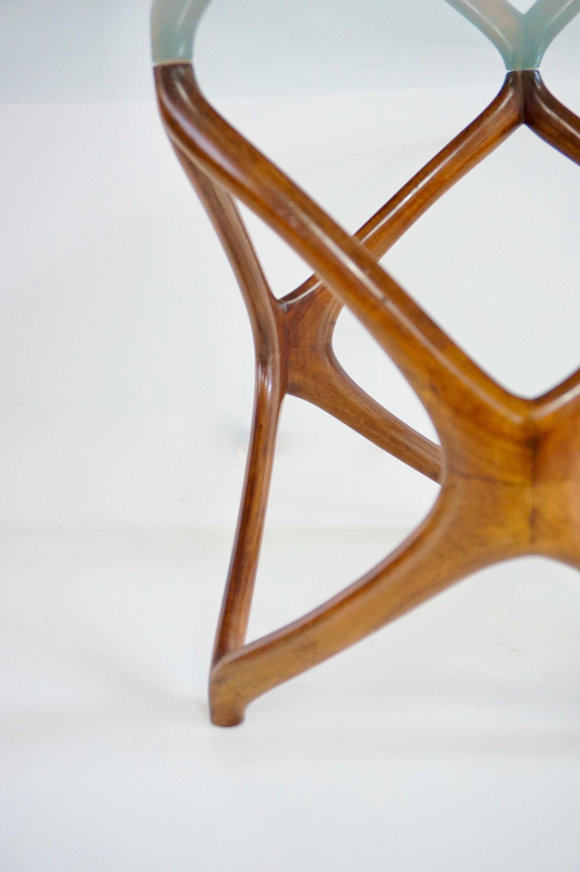 Runder Couchtisch von Pierluigi Giordani, geschnitztes Holz und Kristallplatte, 1950 im Angebot 2